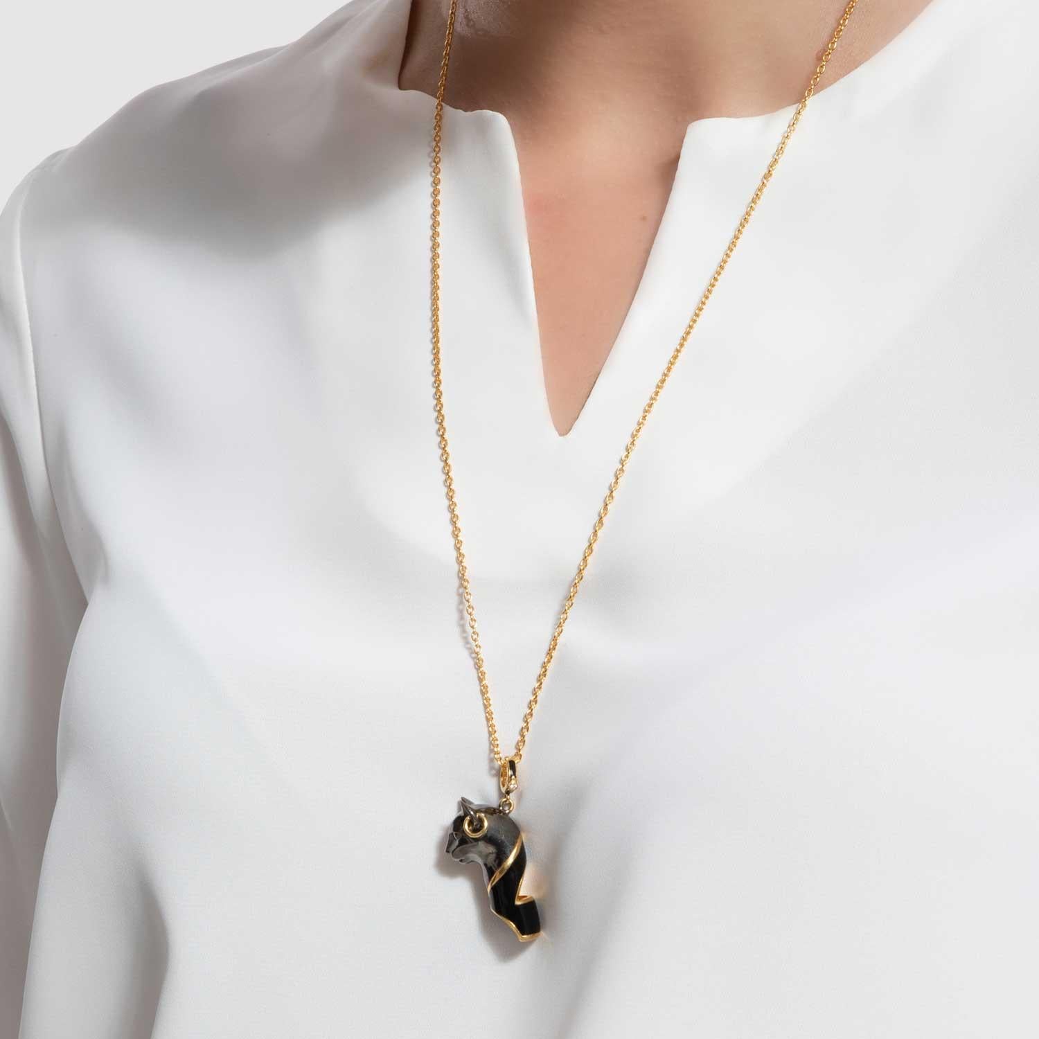 Moderno Collana Bastet con ciondolo a forma di fischio di gatto di Naimah, smalto nero in vendita