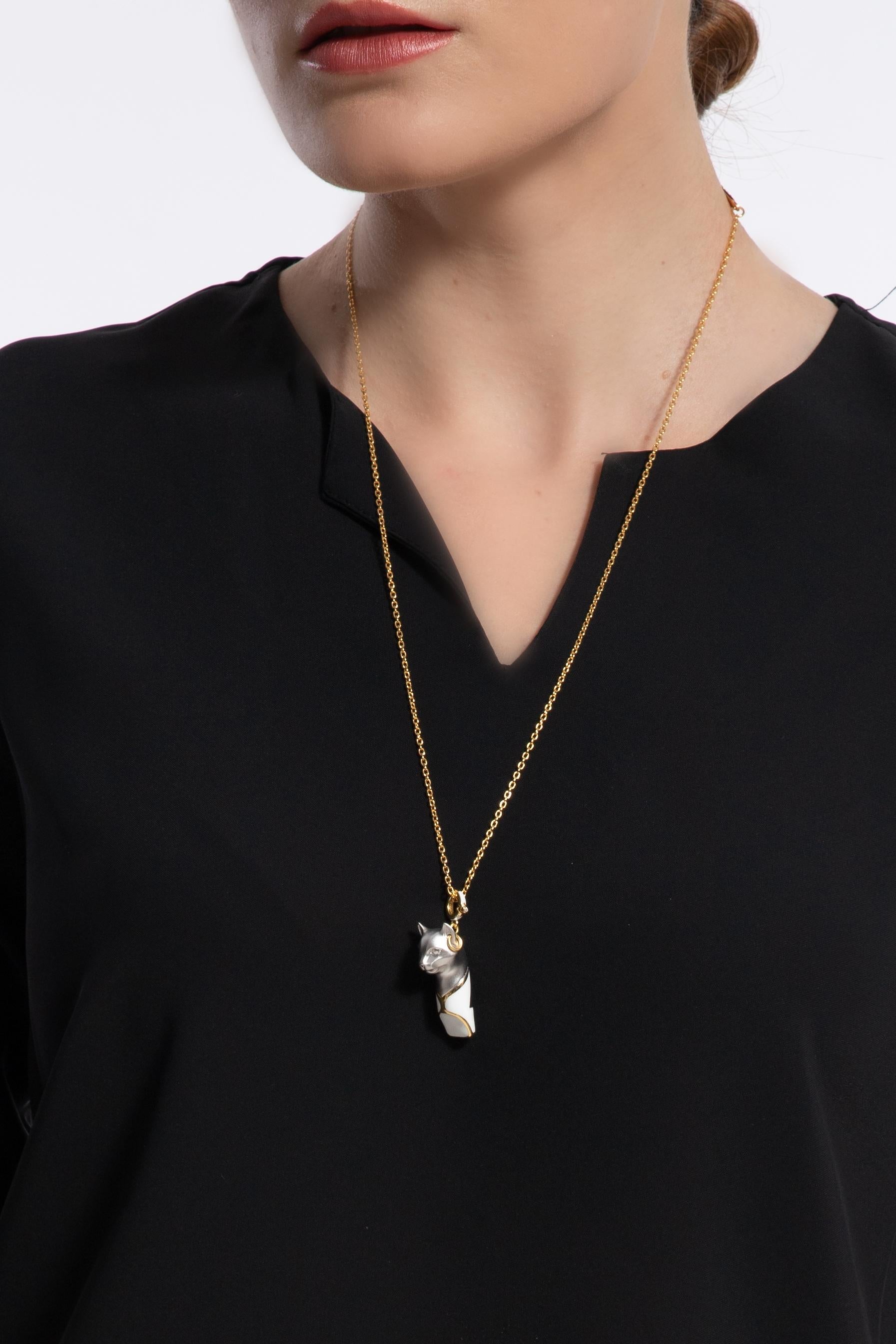 Collana BASTET con ciondolo a forma di fischio di gatto di Naimah, smalto bianco in vendita 1
