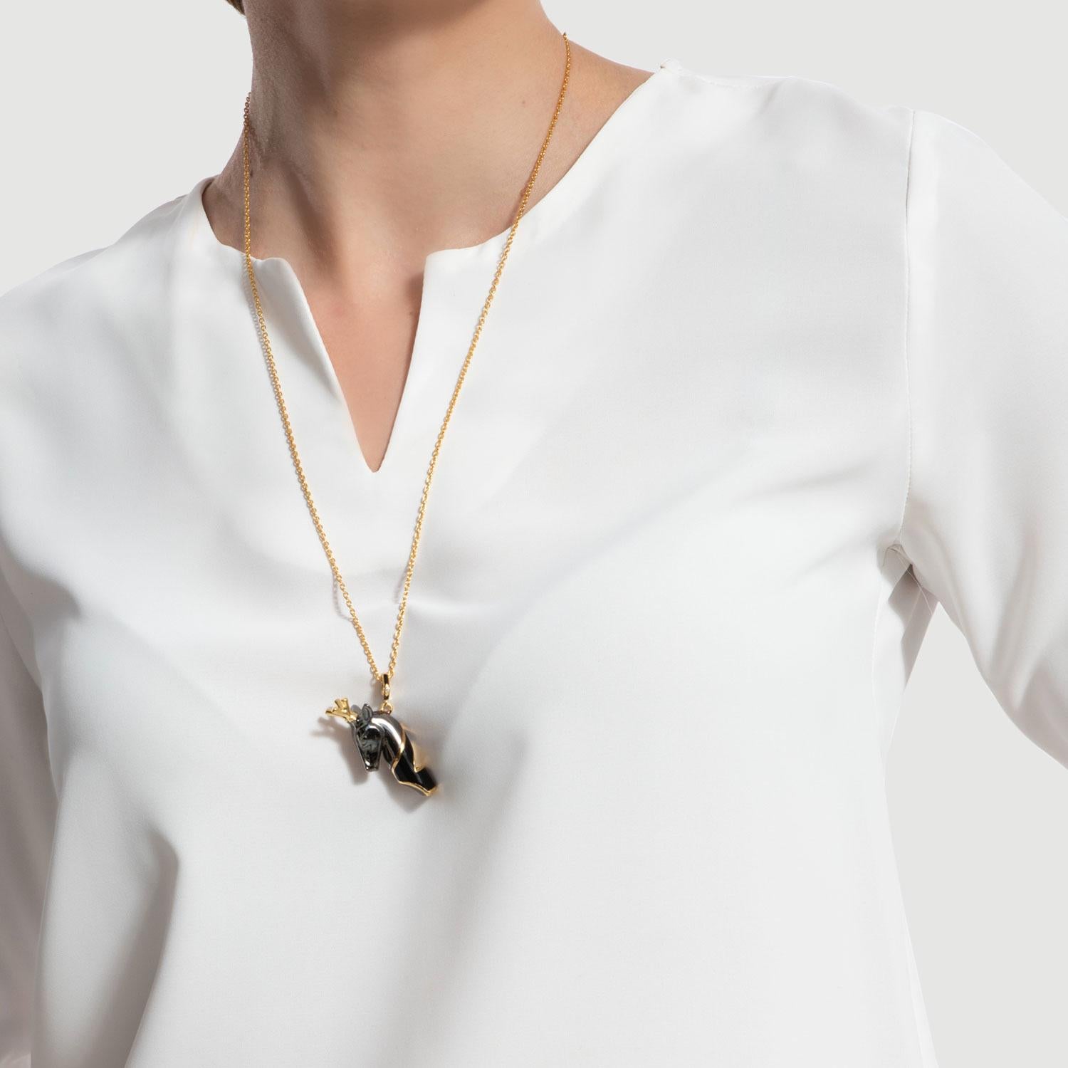 Taglio brillante Naimah, Collana con ciondolo a forma di fischio di cervo, smalto nero in vendita