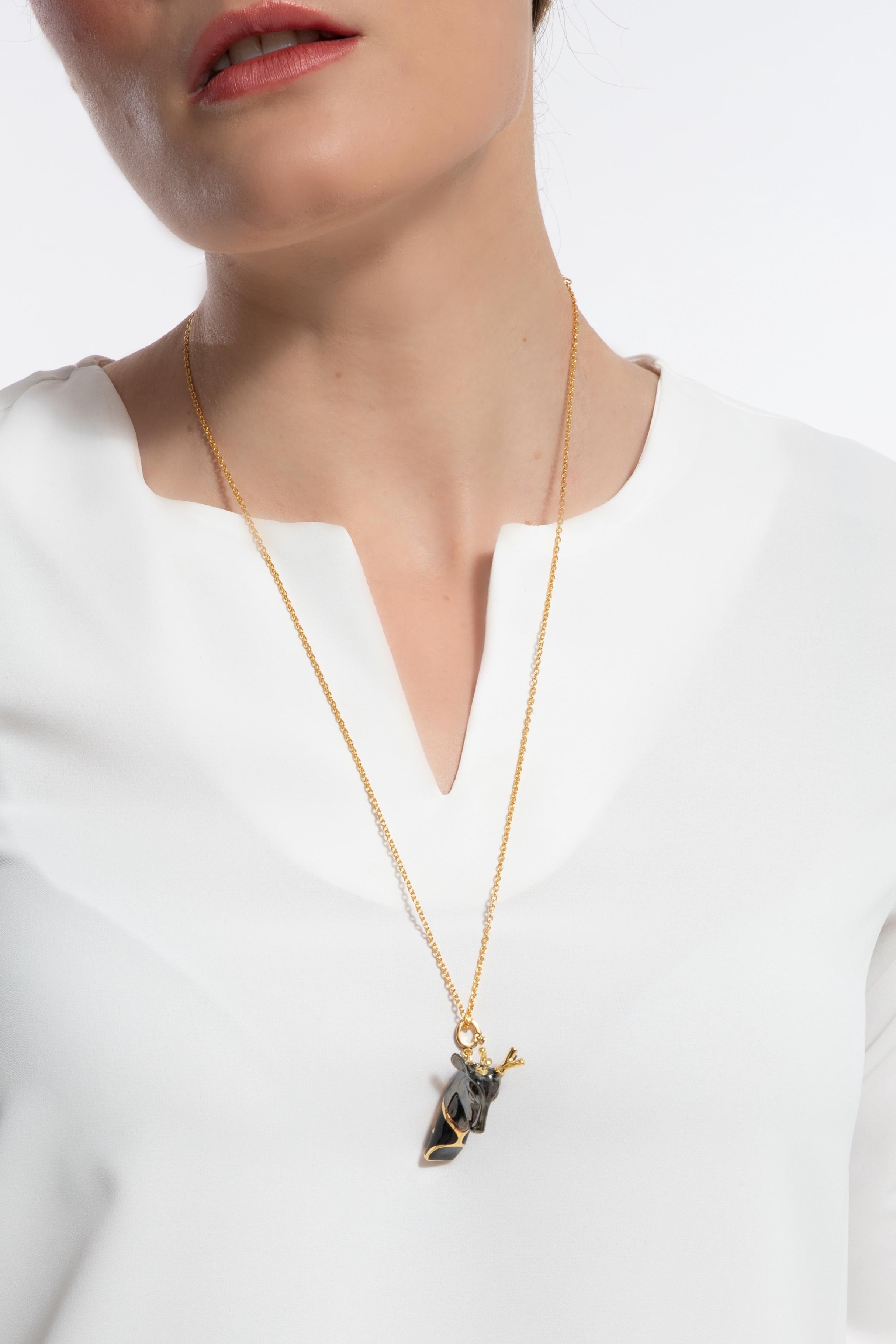 Naimah, Collana con ciondolo a forma di fischio di cervo, smalto nero in vendita 1