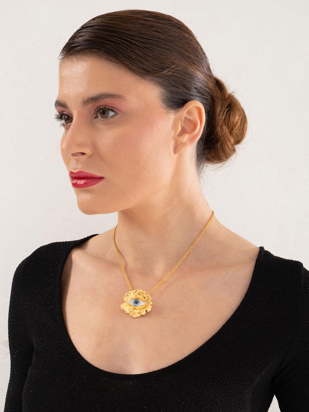 Voici l'envoûtant collier de fleurs à l'œil maléfique, une fusion saisissante de surréalisme et de design contemporain, qui ne manquera pas de captiver tous les passionnés de joaillerie !

Ce collier enchanteur présente un délicat motif floral
