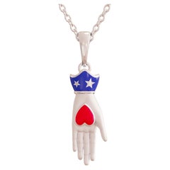 Collier pendentif Naimah Heart in Hand Milagros en rhodium blanc et émail rouge