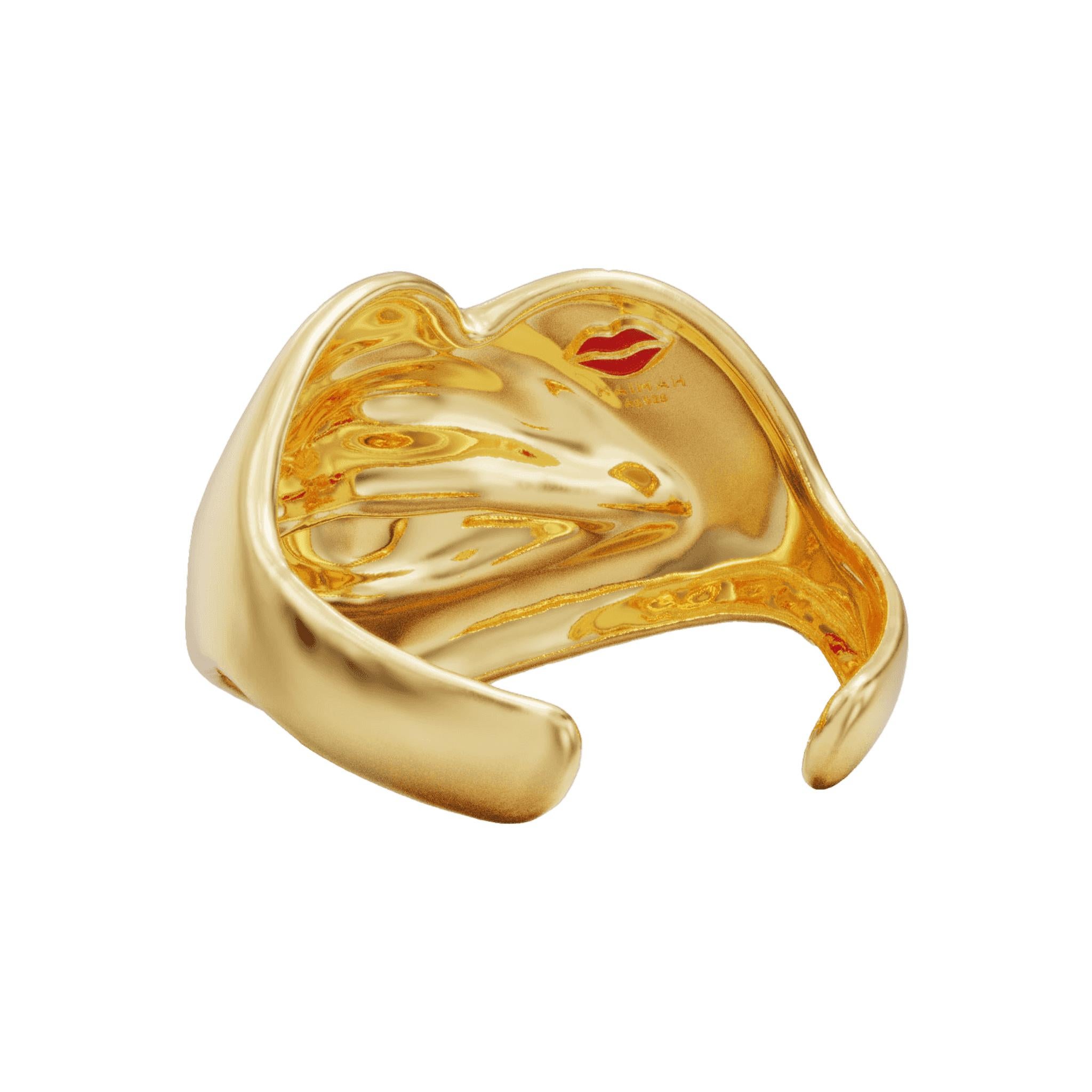 Presentamos nuestro cautivador ❤️ Brazalete de oro vermeil en forma de corazón con un atrevido 💋 Labio de esmalte rojo: una auténtica obra maestra del diseño inspirado en el arte pop y el surrealismo. Esta exquisita pieza de joyería combina la