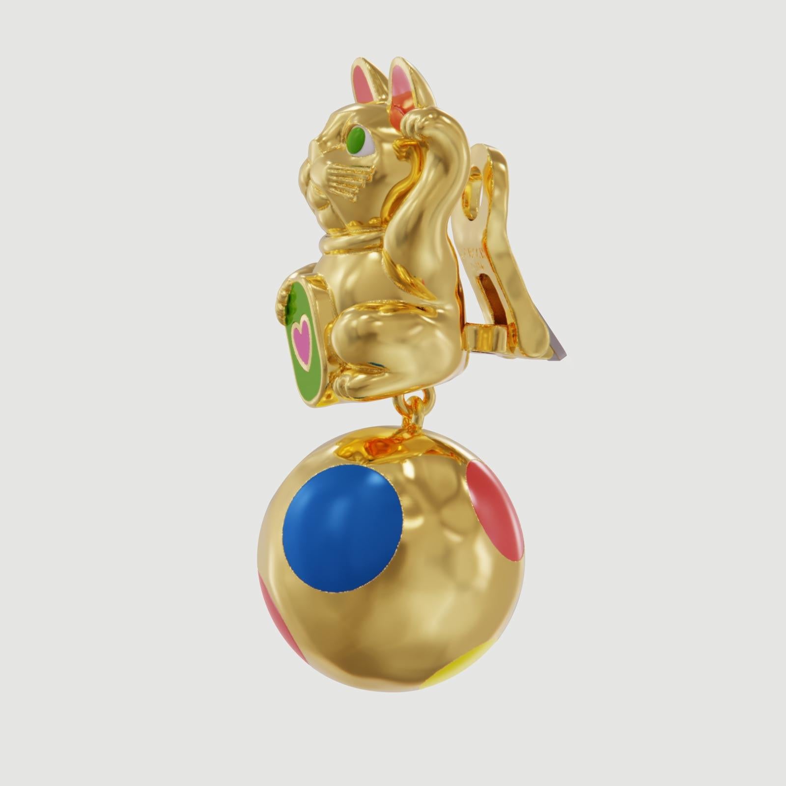 Ti presentiamo gli orecchini Maneki-neko, un'accattivante miscela di tradizione giapponese e arte contemporanea. Realizzati in elegante vermeil dorato, questi orecchini rendono omaggio all'iconico 