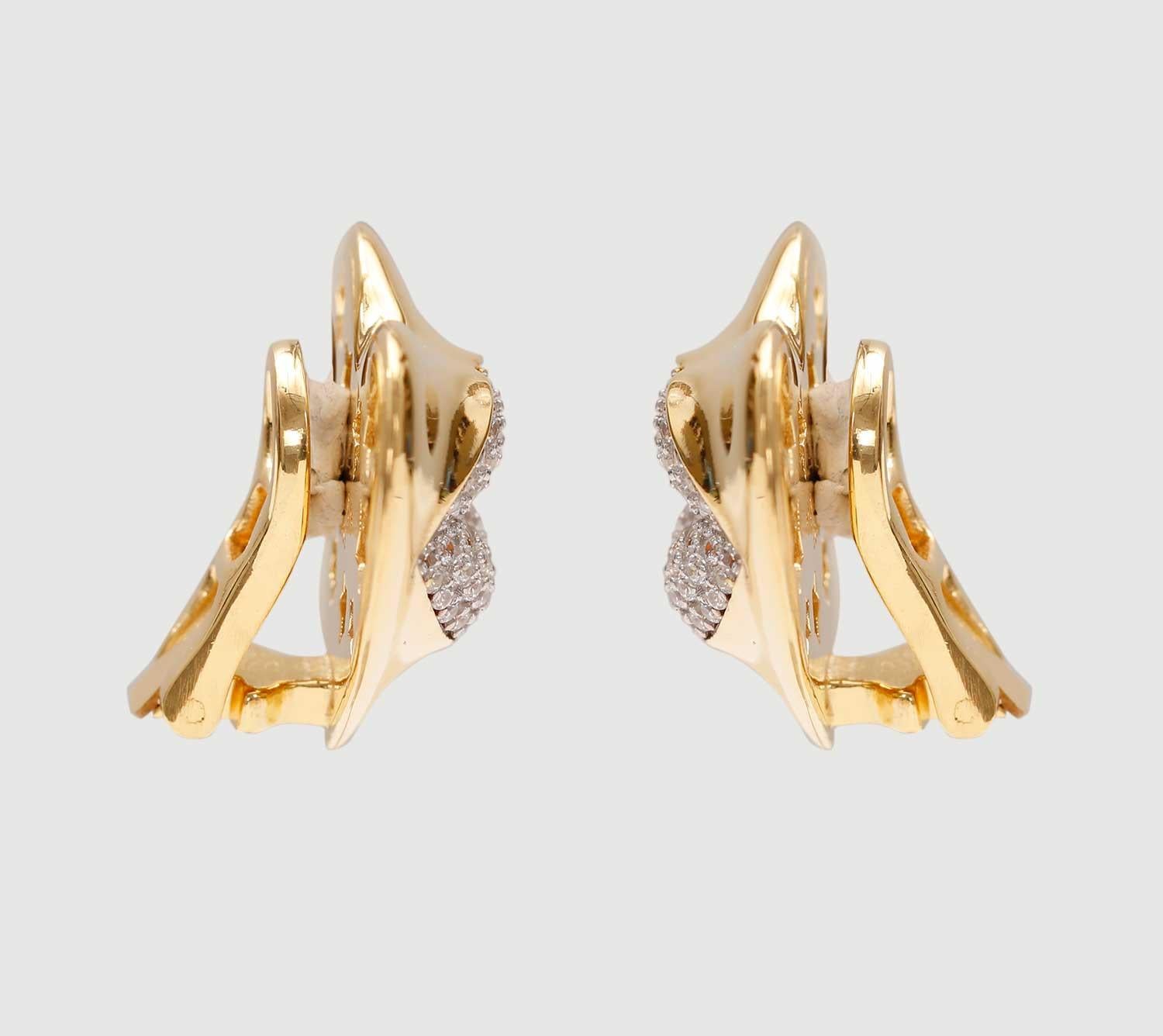 Love starts with the heart and lasts on the lips. These might be the sexiest earrings ever! Our sexy gold statement heart earrings with crystal kisses. Shine your love on!

Composition: Sterling Silver, 18k gold vermeil and Rhodium plated.
Color: