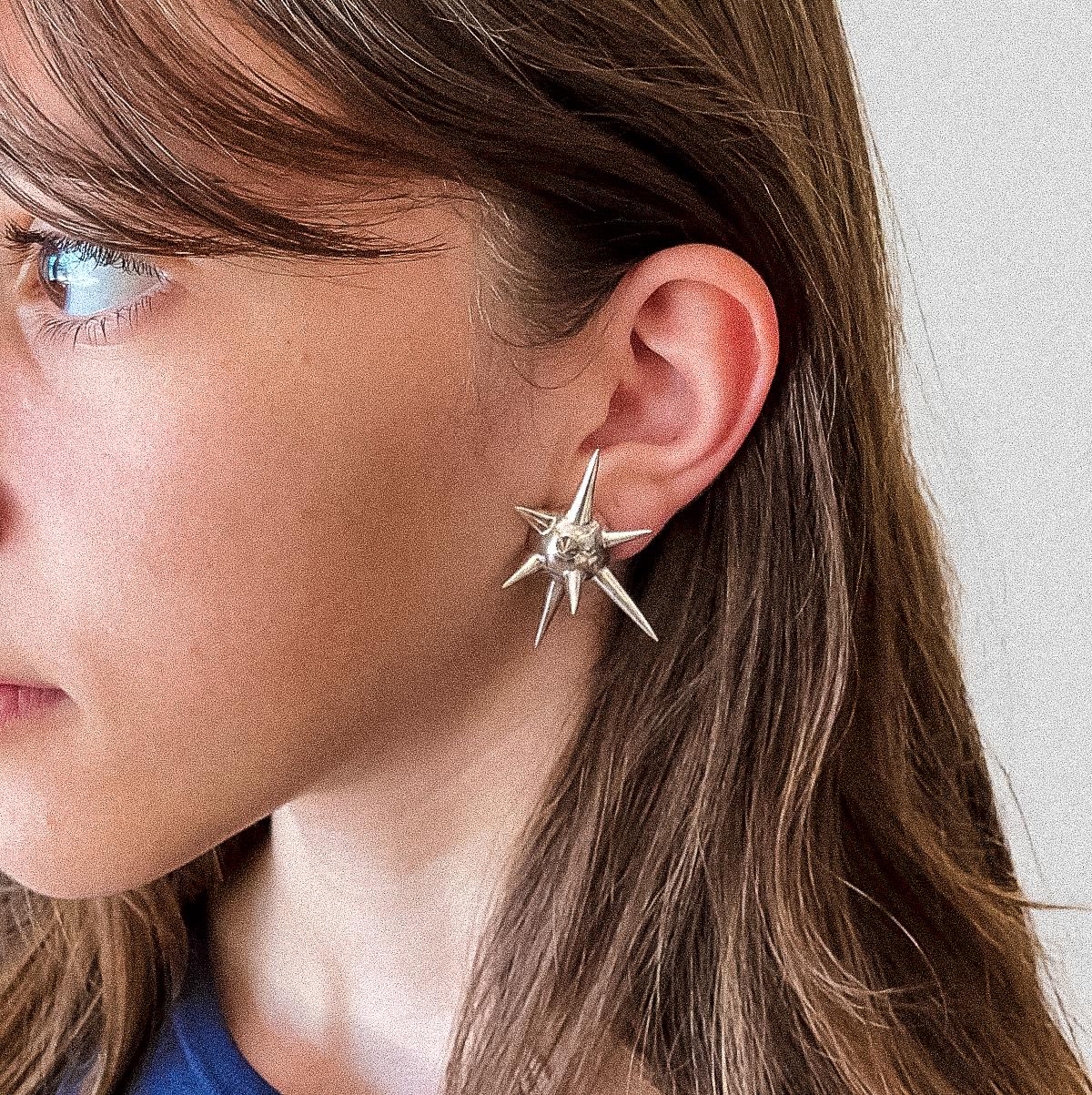 Naimah - Boucles d'oreilles Ball and Ball - Rhodium en vente 1