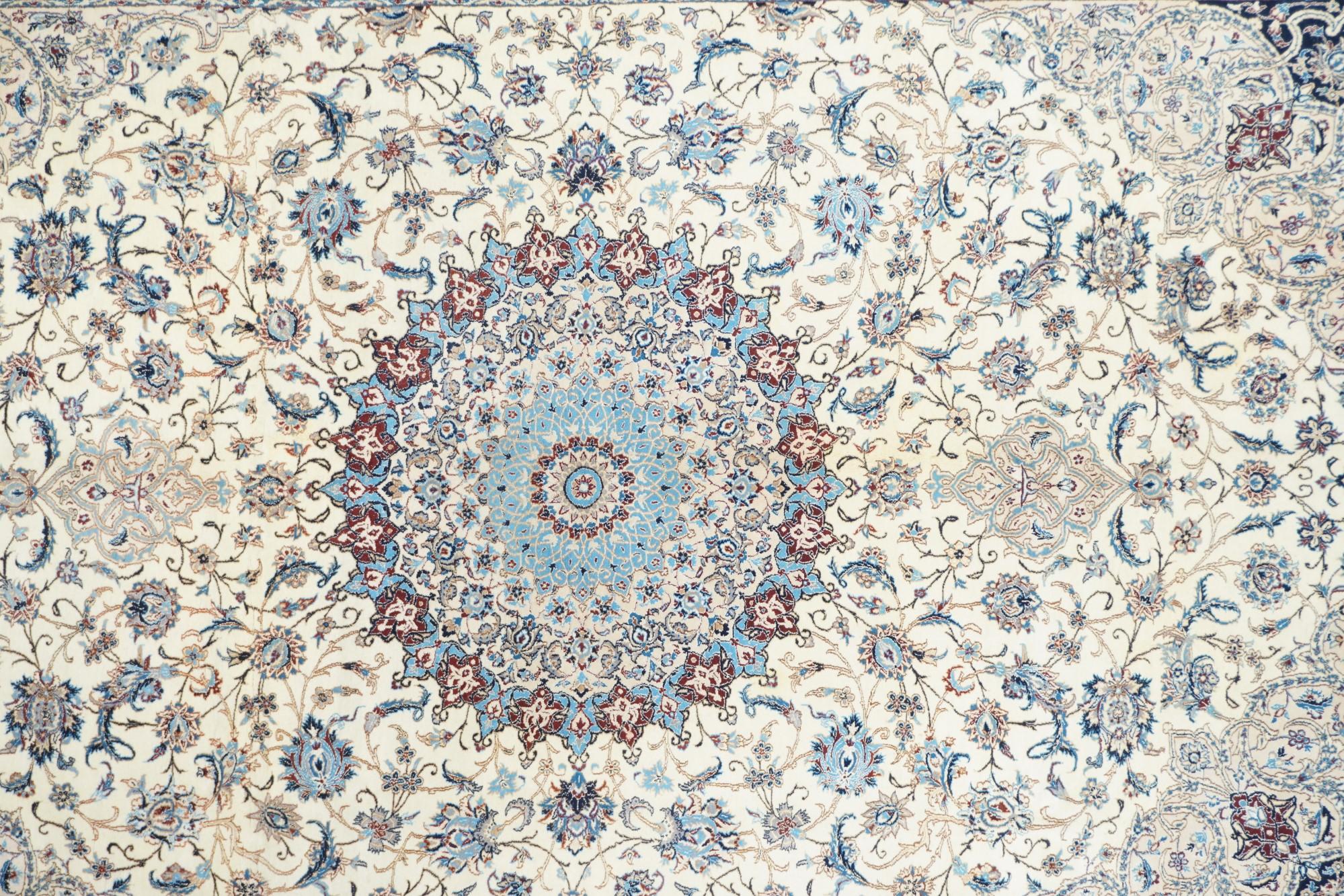 Extremely Ffine Persian Nain Rug Wool & Silk Rug 6'11'' x 10'5'' In Excellent Condition For Sale In New York, NY