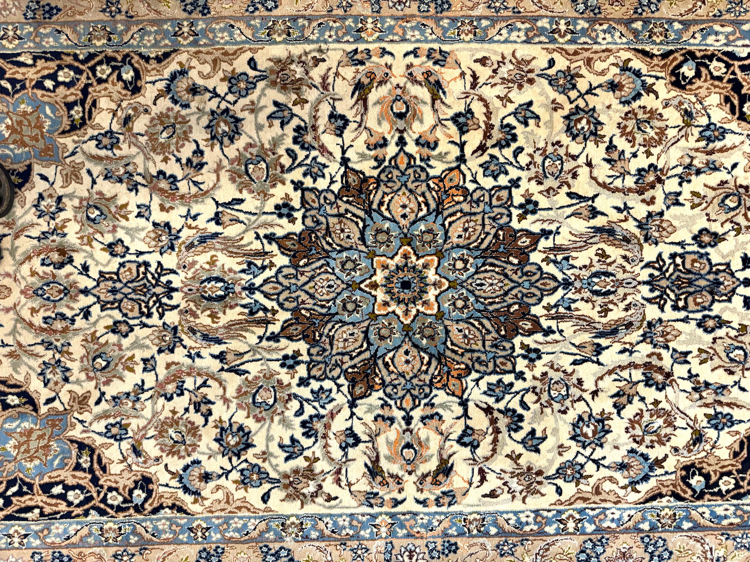 
Tappeto Nain in lana e seta
Il medaglione centrale raffigura un rosone in blu e marrone su un campo color crema con fogliame che scorre, all'interno di bordi multipli di fogliame su campi blu e marrone.
72 per 43 pollici.