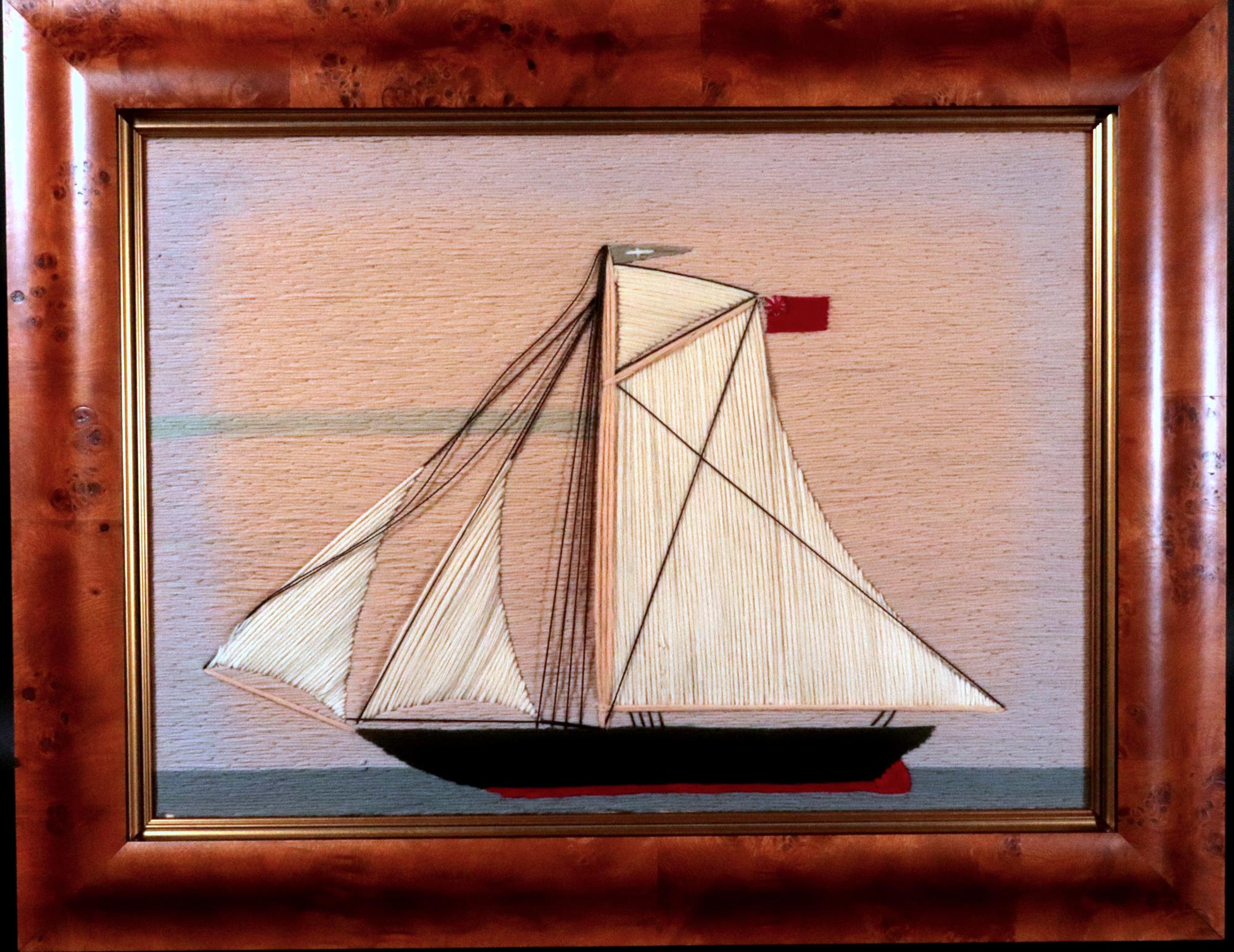Il lavoro di lana di un marinaio britannico su uno sloop,
Circa 1875

Il lavoro di lana del marinaio britannico raffigura una vista a babordo di una nave con albero singolo armato a prua e a poppa, chiamata sloop.  La nave è in navigazione in un