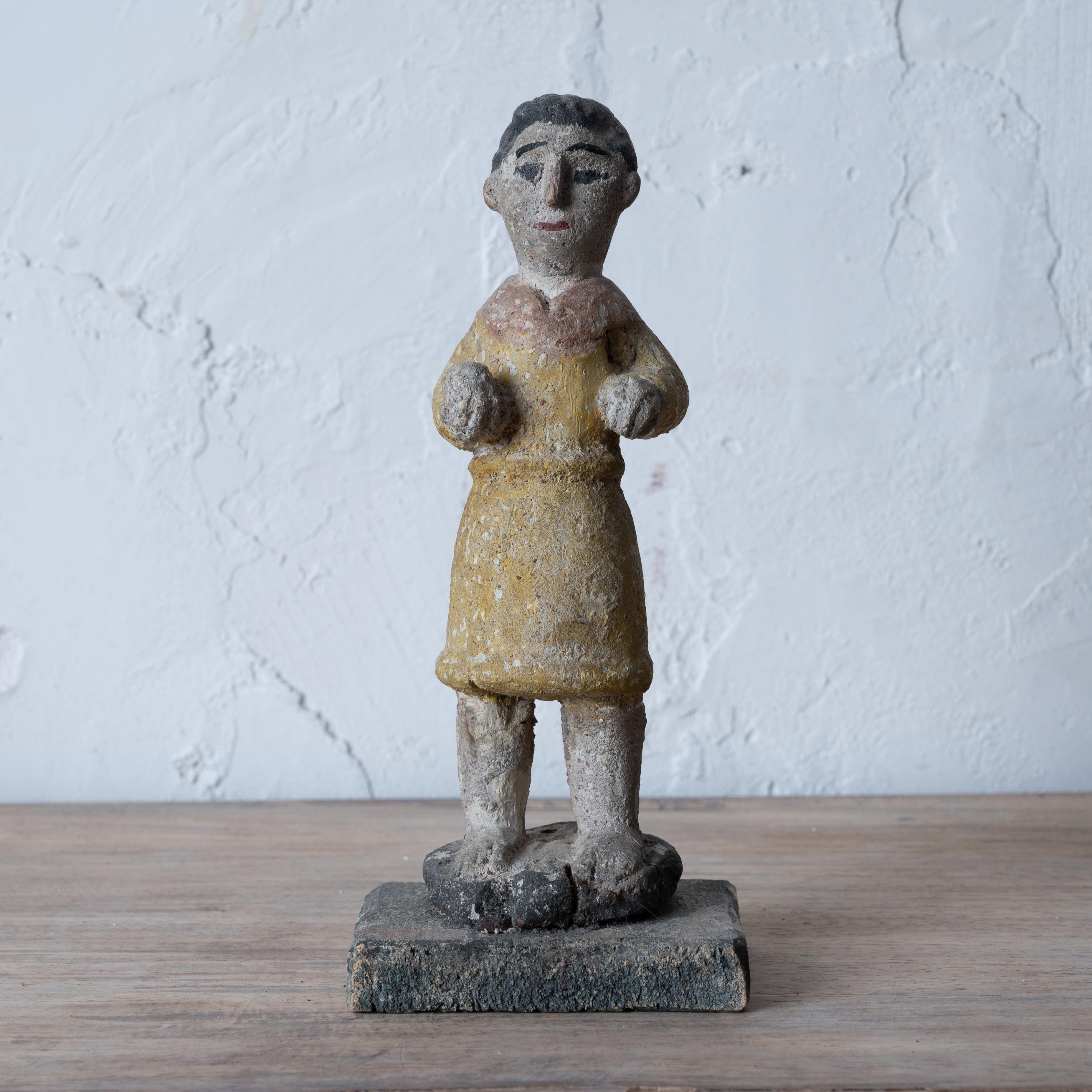 Figura ingenua de un Niño Jesús bultos, siglo XIX.

Tallada en madera ligera tipo balsa, recubierta de mortero y policromada.  La figura sostiene el globus cruciger.

4 pulgadas de ancho por 3 pulgadas de profundidad por 9 pulgadas de alto



