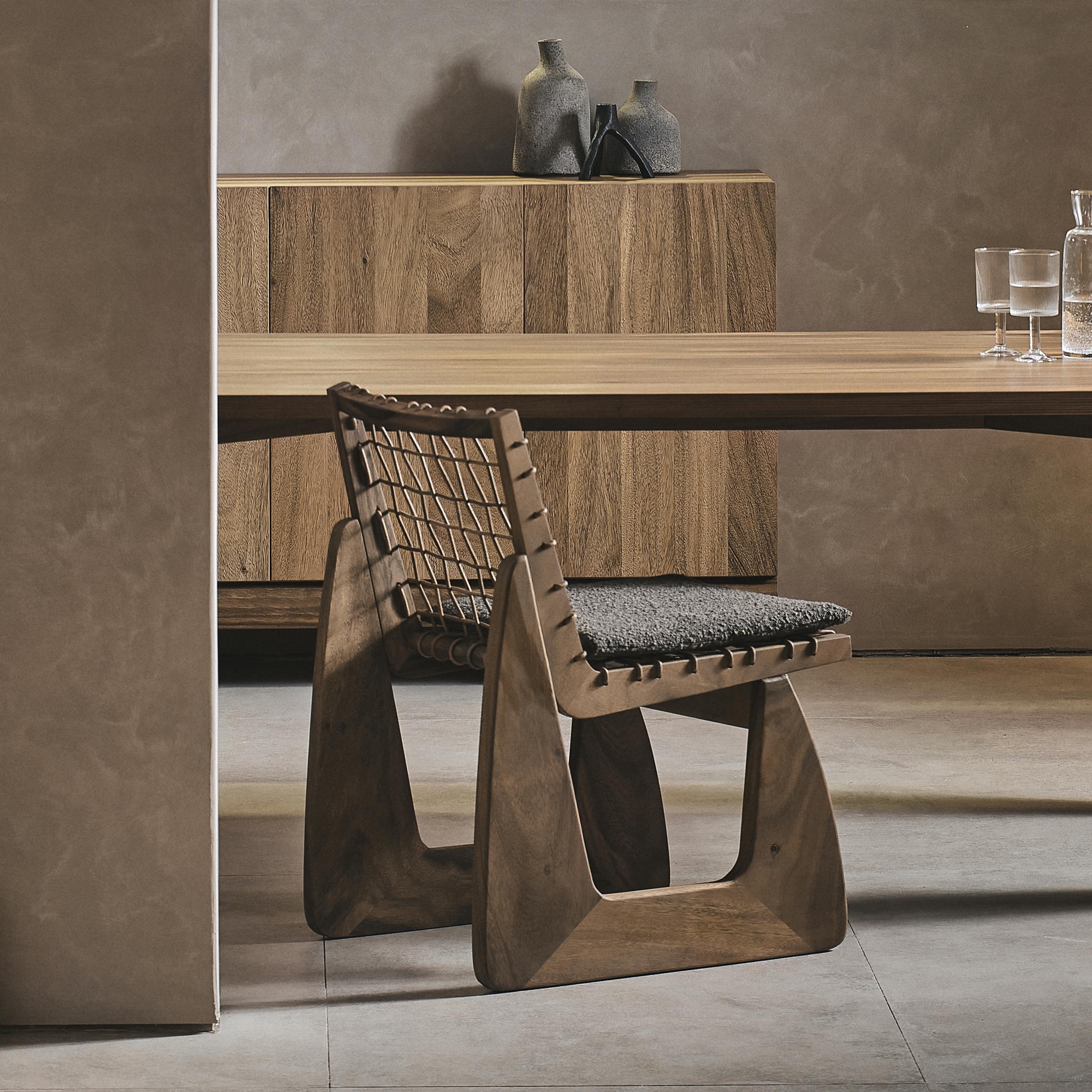 Sedia Naive di DAaZ
Dimensioni: D 62 x L 47,5 x H 78 cm.
Materiali: Albizzia, spago, tessuto.


DAaZ Furniture onora lo spirito di avventura. Accettiamo l'evasione dall'ordinario e ci rallegriamo della magia che si trova nell'inaspettato. La nostra