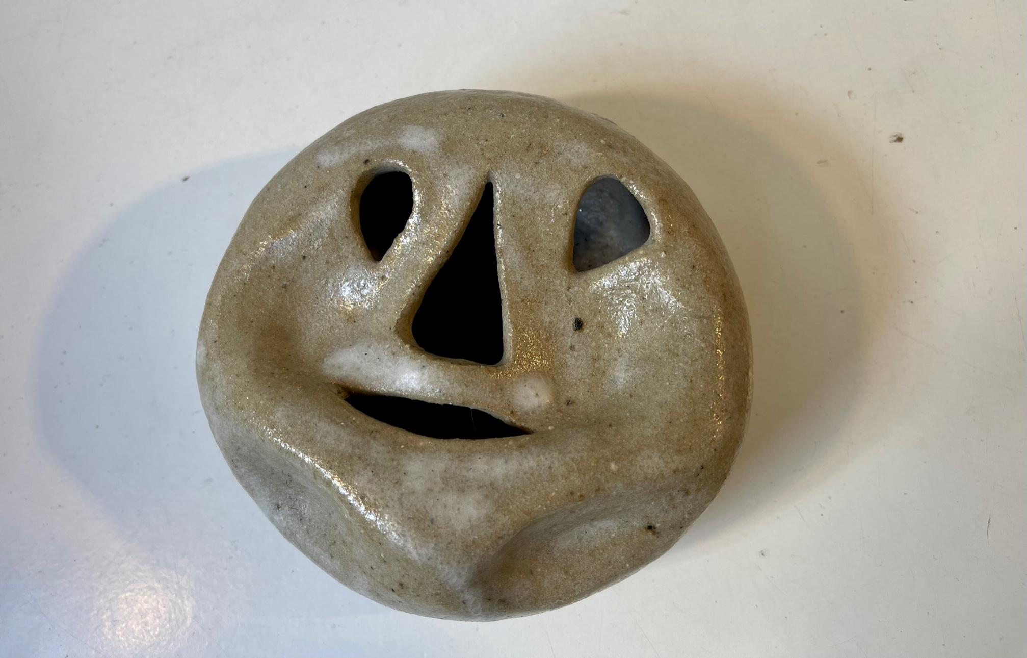 Collapsed face vase or wall plaque in salt glazed stoneware. Interesting naive almost surreal expression. Its a piece unique studio made by the Danish ceramist Gunner Michael Andersen. It comparable to similar pieces by Erik Graeser and Aage Würtz.