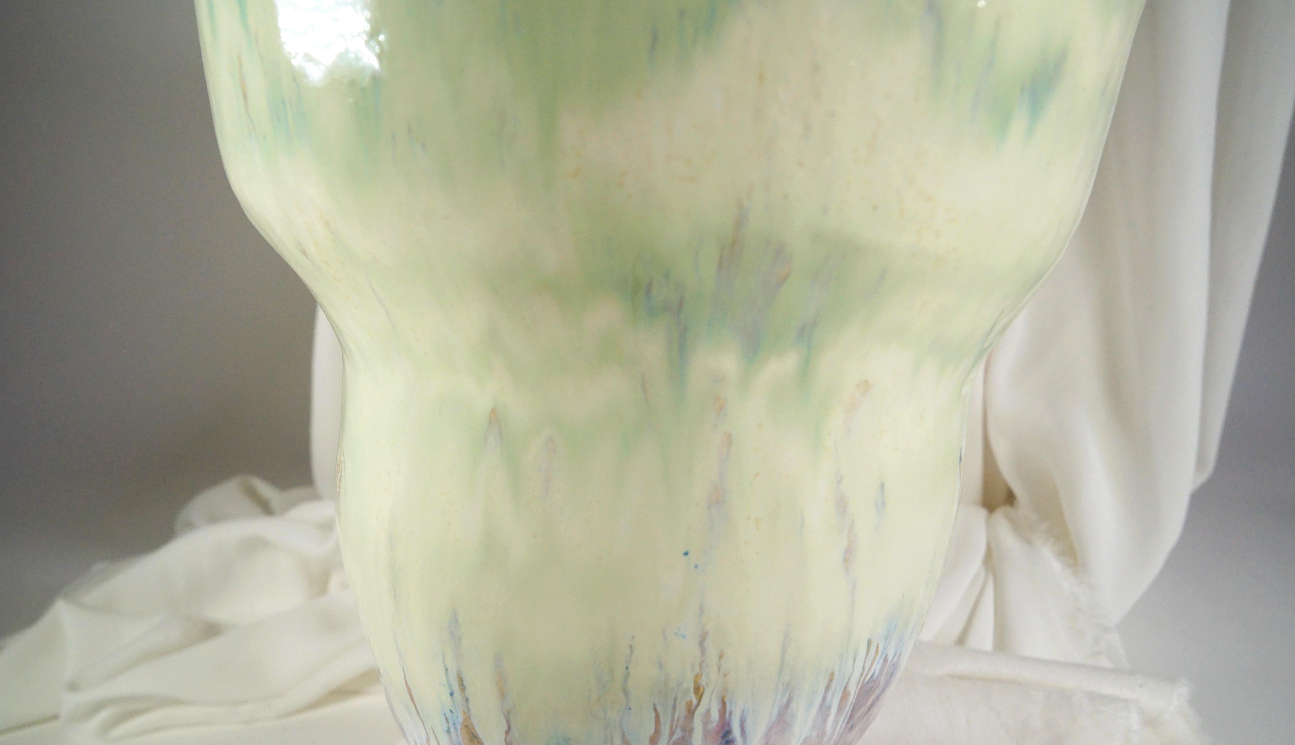 Dipinto a mano Vaso in gres verde e viola di ispirazione spagnola di Hania Jneid in vendita