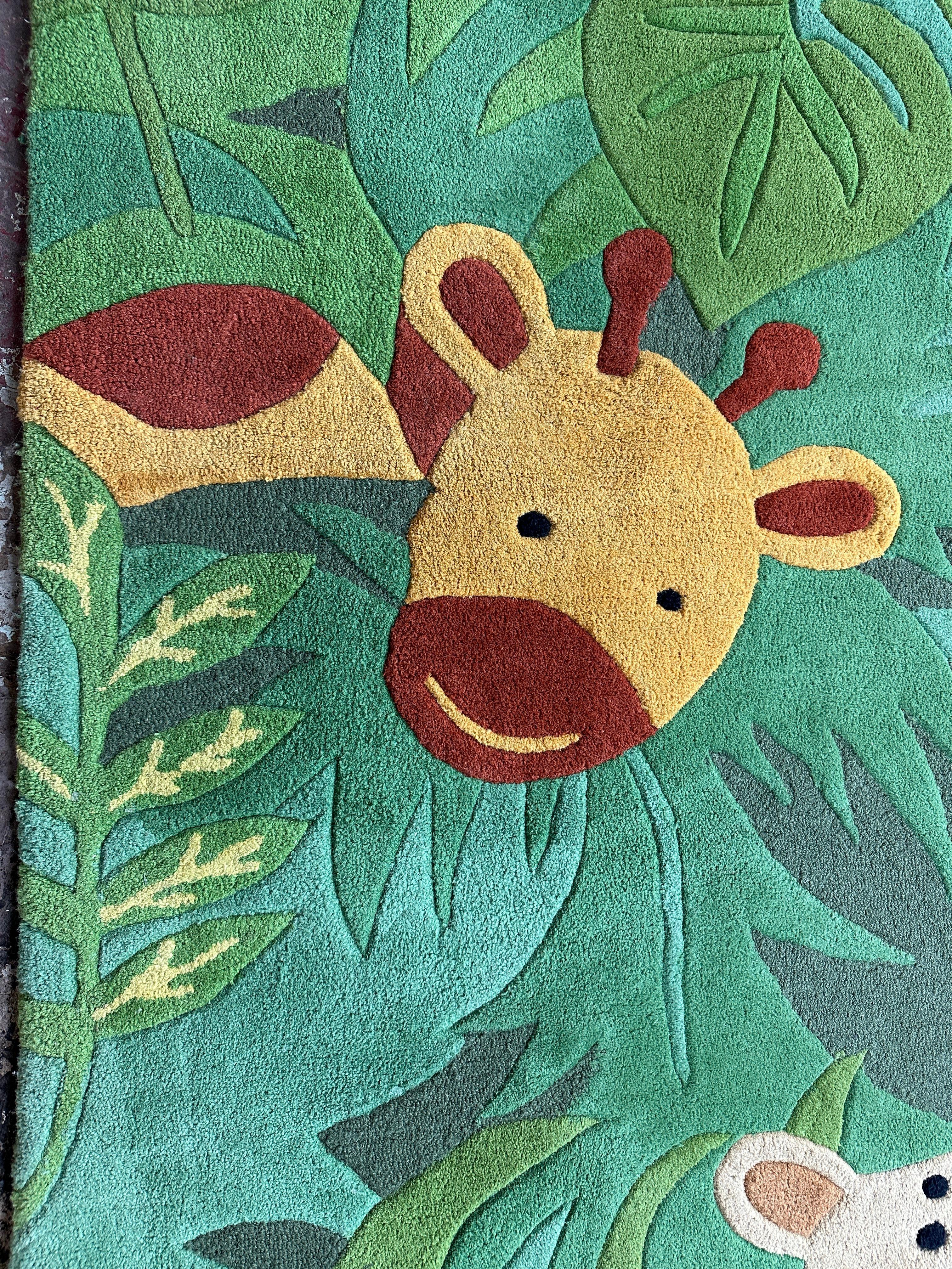 Naive Dschungeltiere Grüner Wollteppich für Kinderzimmer (Moderne) im Angebot