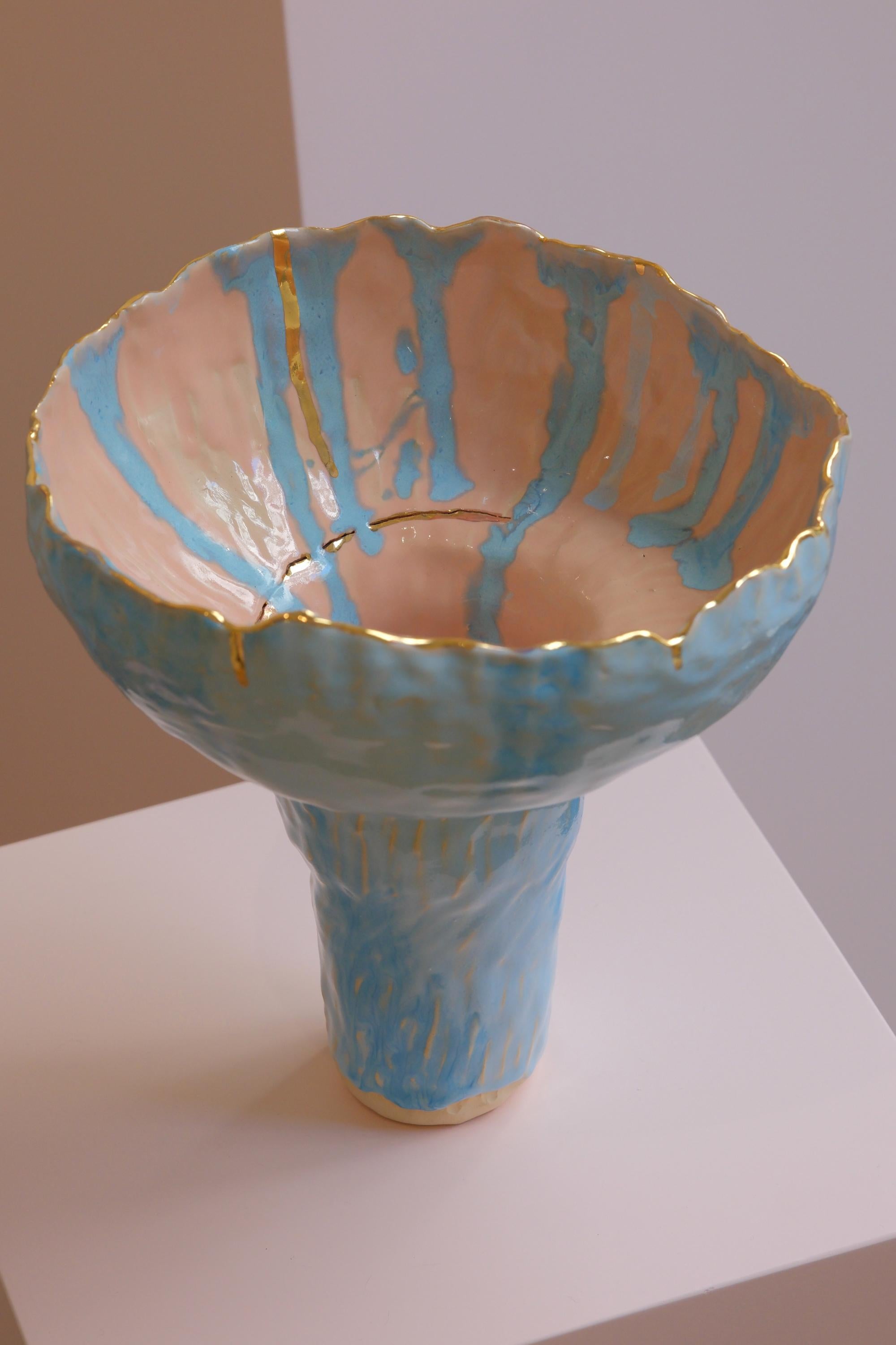 L'intuizione di sperimentare con la tecnica e l'estetica è ciò che contraddistingue il lavoro dell'artista e designer Hania Jneid.
Pezzo unico in gres, costruito e smaltato a mano, ornato con lustri d'oro.
