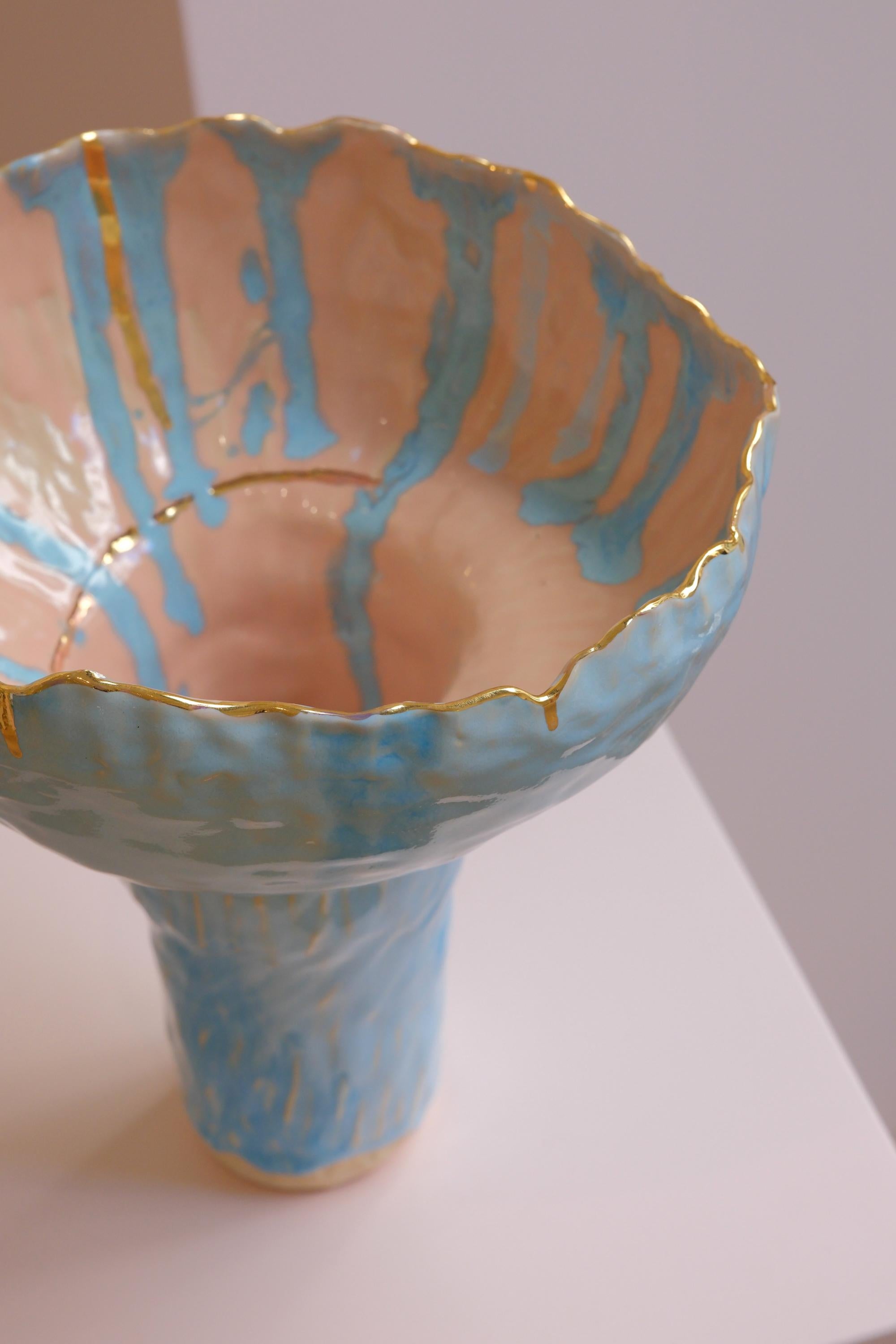 Intagliato a mano Vaso Naive in gres blu n. 1 dell'artista-designer Hania Jneid in vendita