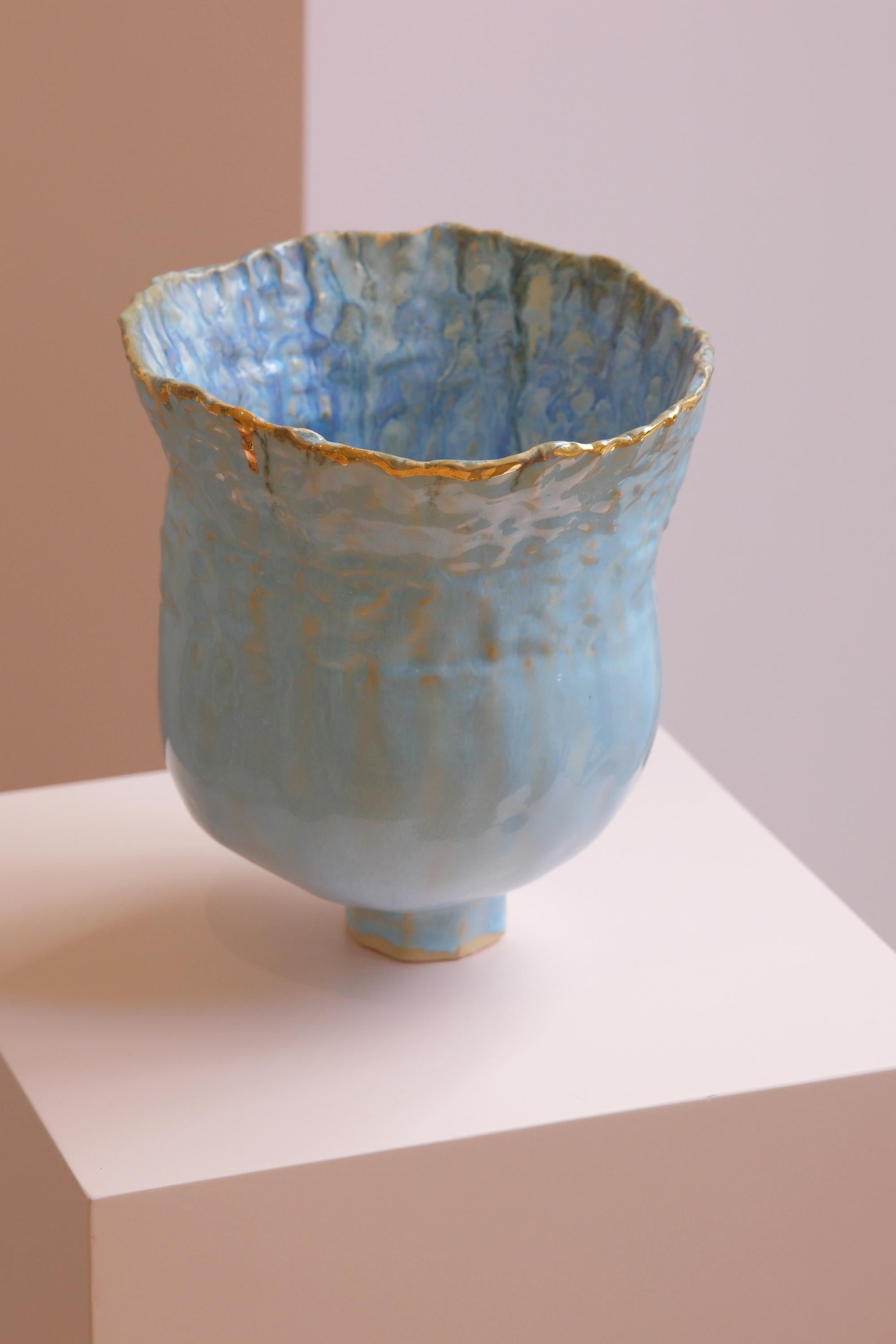 Intagliato a mano Vaso in gres laccato blu Design unico dell'artista e designer Hania Jneid in vendita