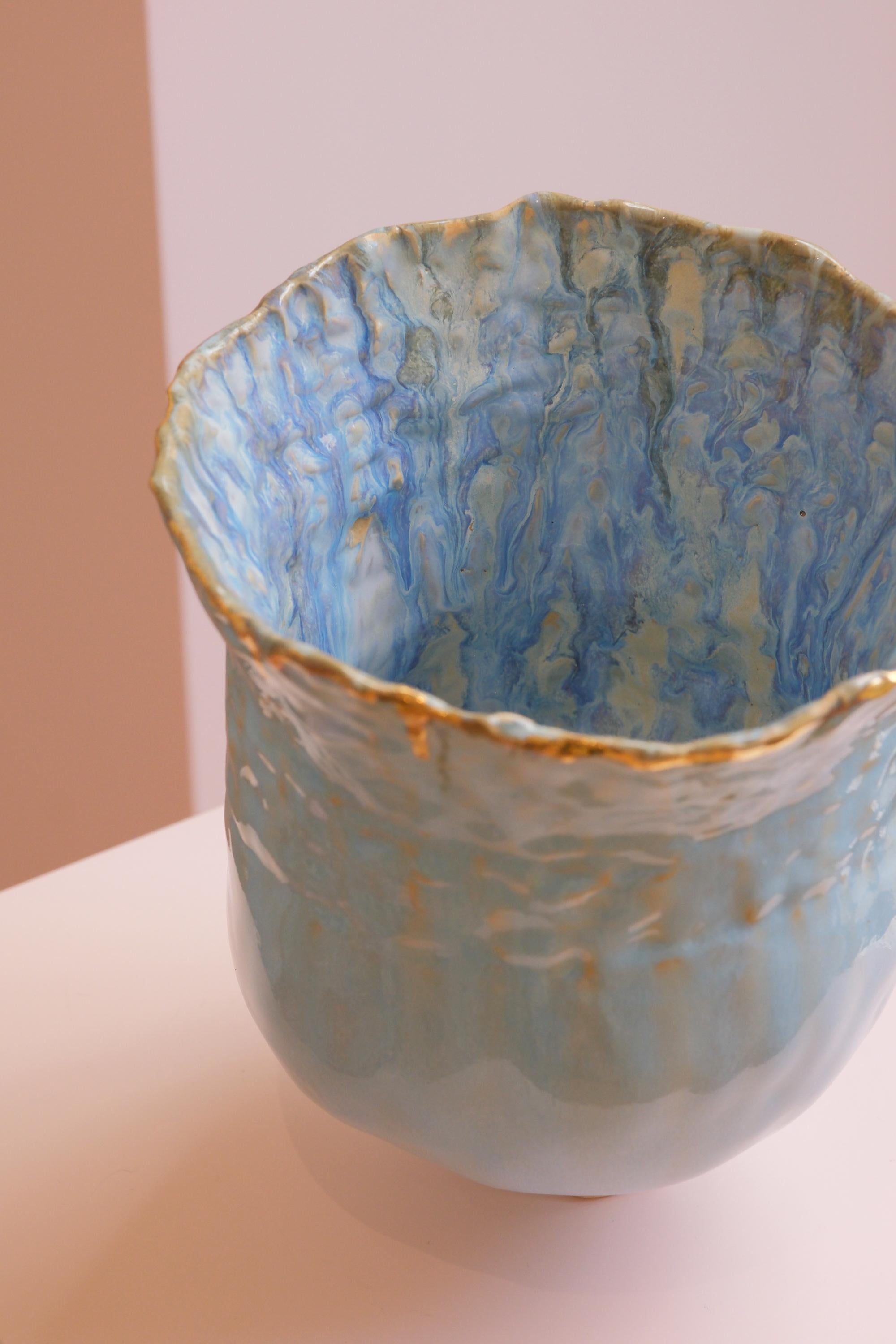 XXI secolo e contemporaneo Vaso in gres laccato blu Design unico dell'artista e designer Hania Jneid in vendita