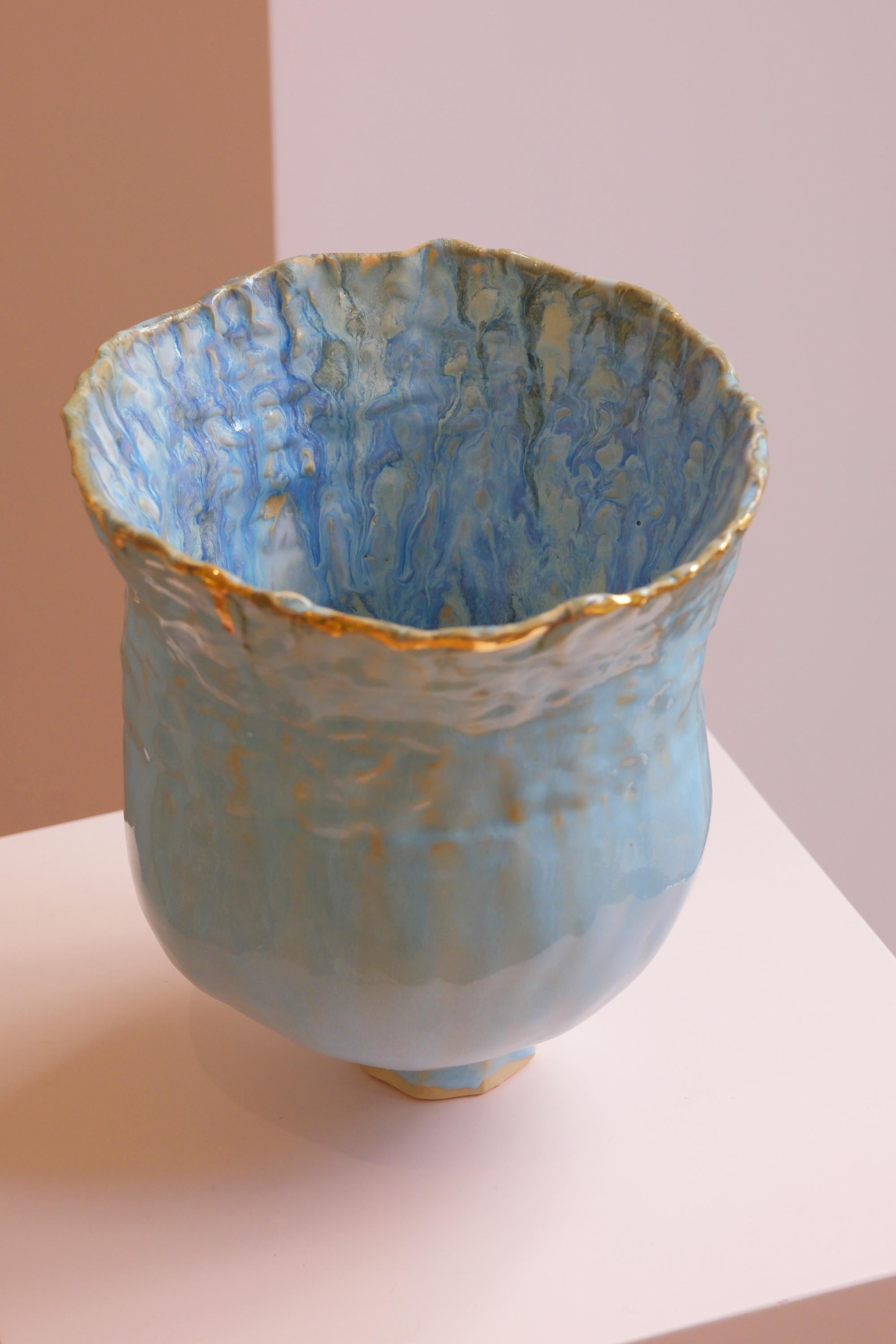 Grès porcellanato Vaso in gres laccato blu Design unico dell'artista e designer Hania Jneid in vendita