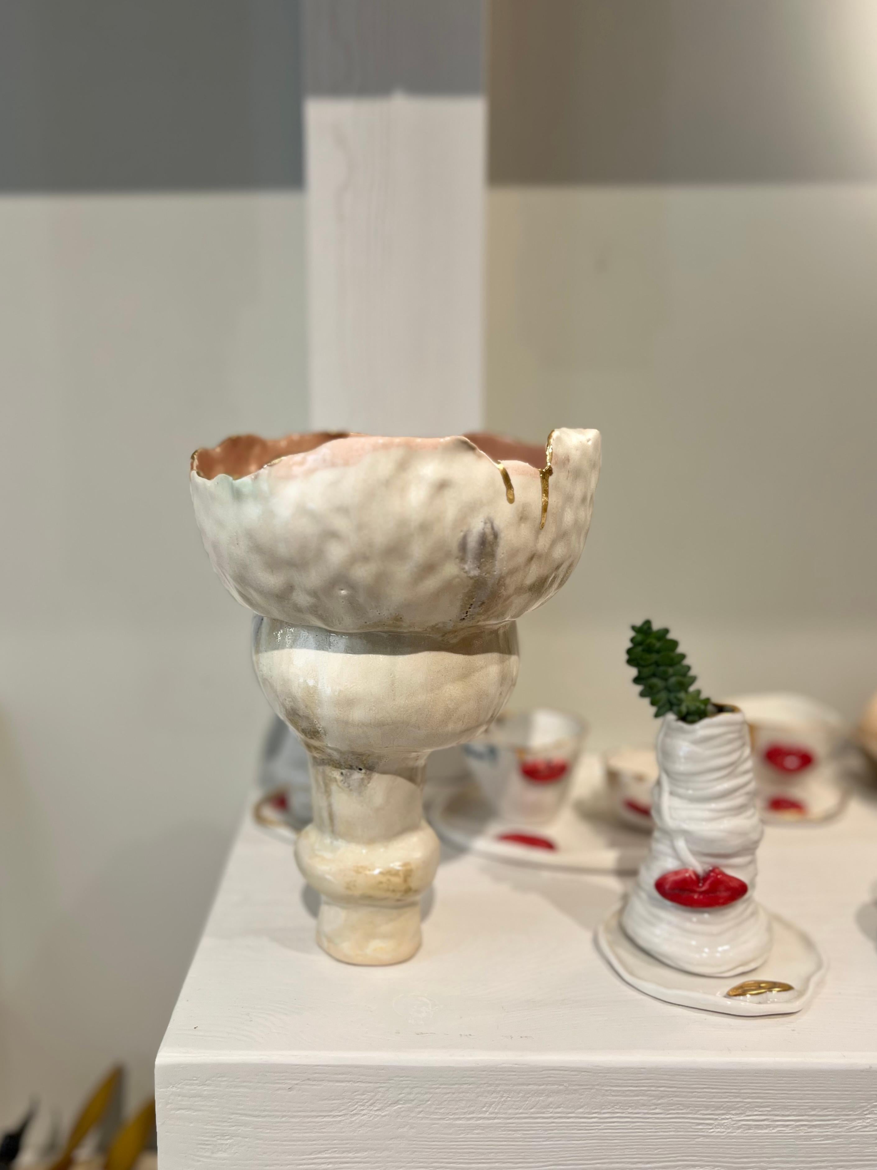 Vaso in beige e corallo costruito a mano in gres da Hania Jneid in vendita 2