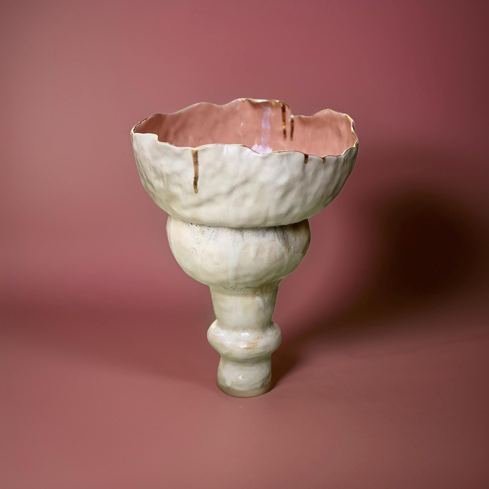Romantico Vaso in beige e corallo costruito a mano in gres da Hania Jneid in vendita