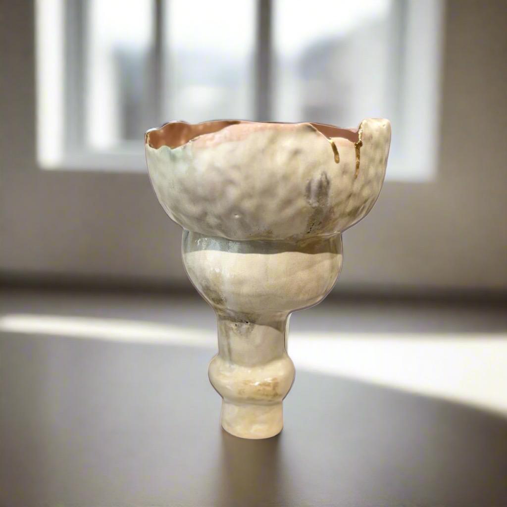 XXI secolo e contemporaneo Vaso in beige e corallo costruito a mano in gres da Hania Jneid in vendita