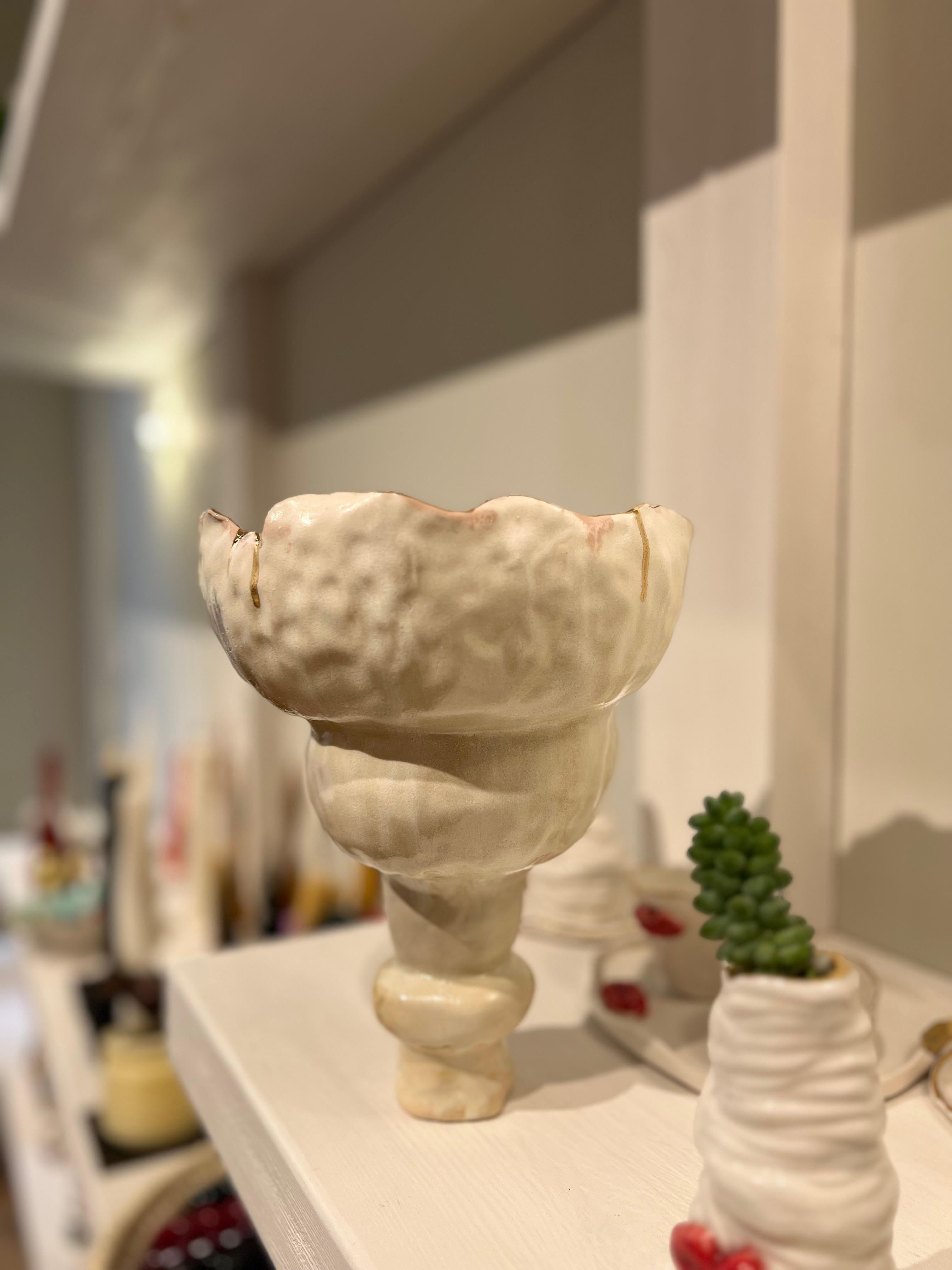 Grès porcellanato Vaso in beige e corallo costruito a mano in gres da Hania Jneid in vendita