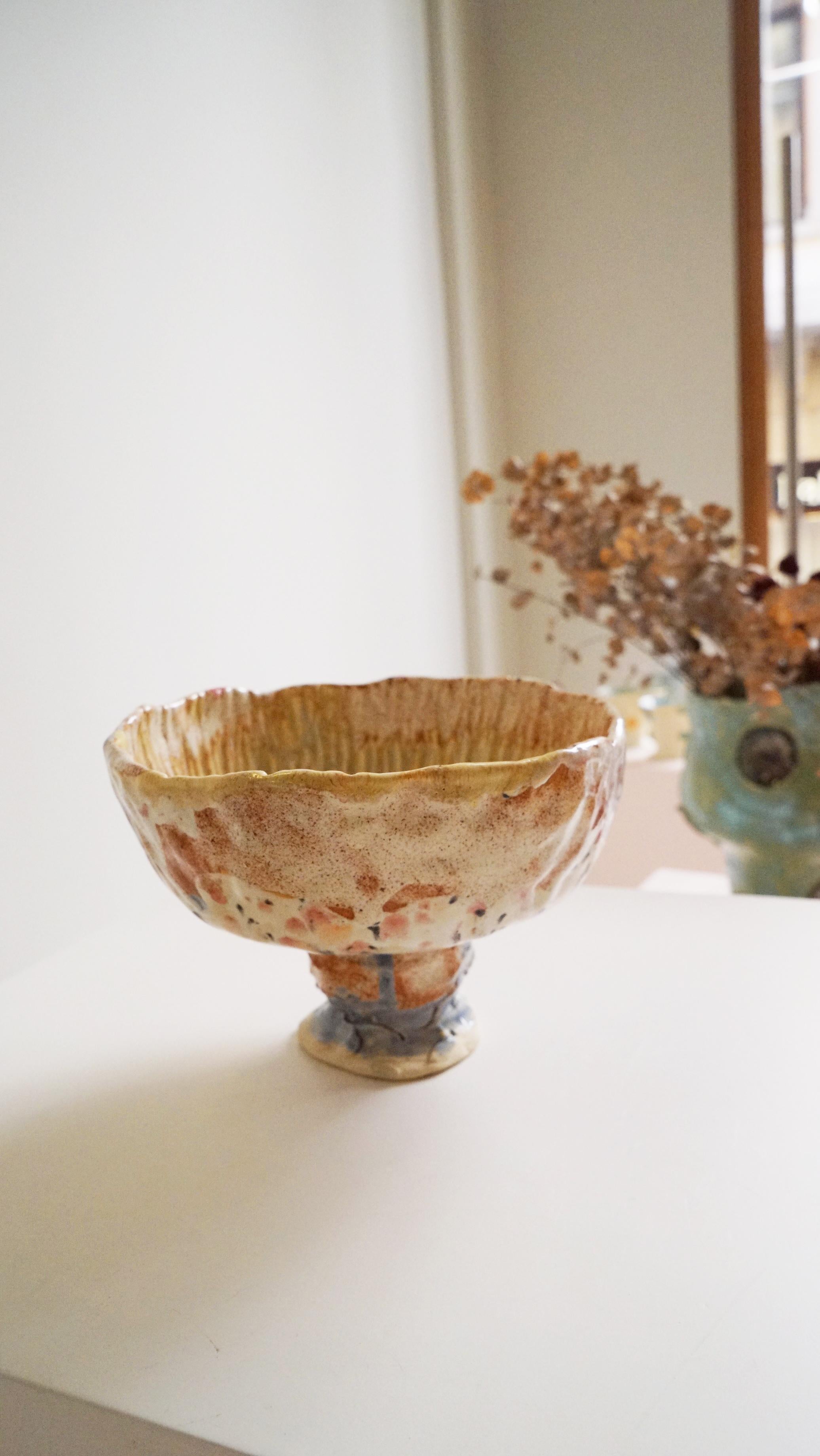 Vaso in gres color terra in stile naif dell'artista e designer Hania Jneid in vendita 3