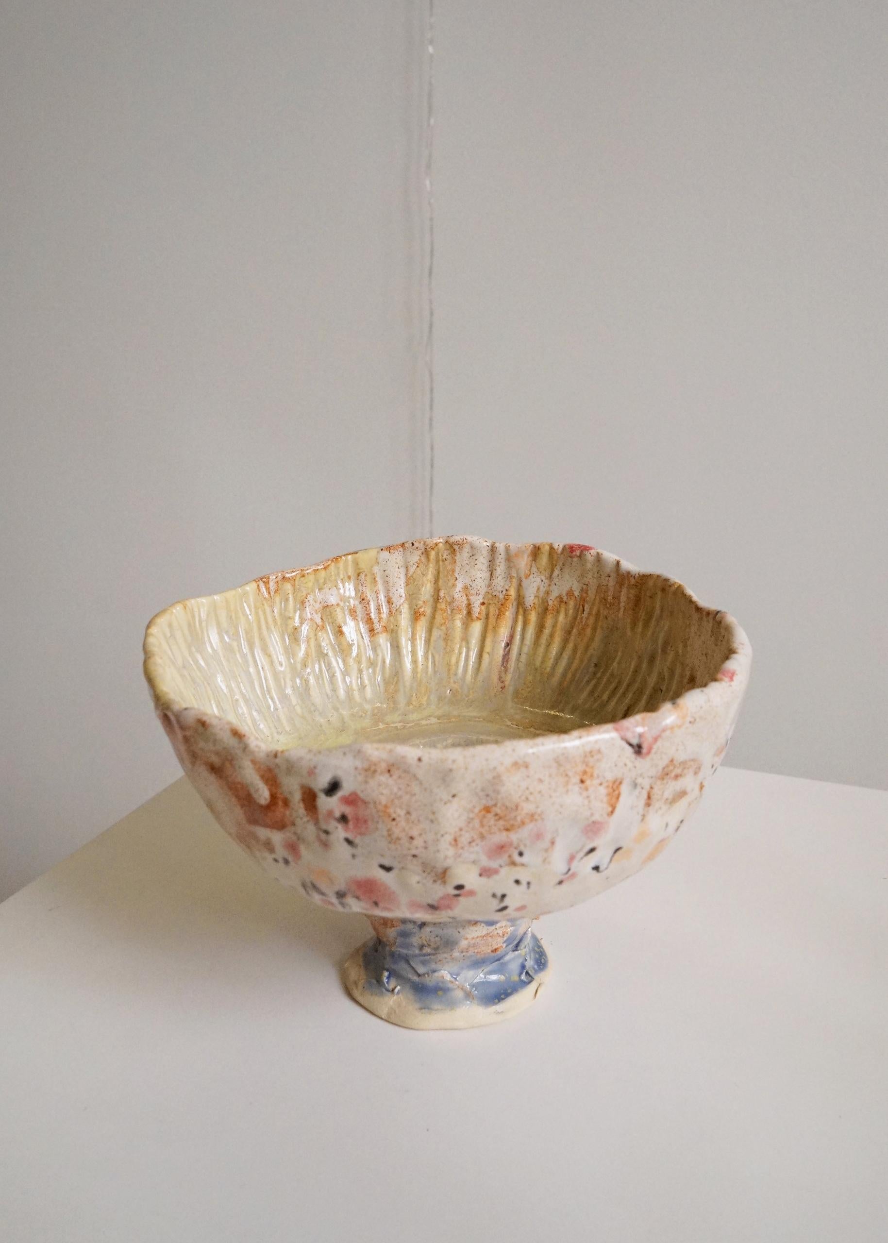 XXI secolo e contemporaneo Vaso in gres color terra in stile naif dell'artista e designer Hania Jneid in vendita