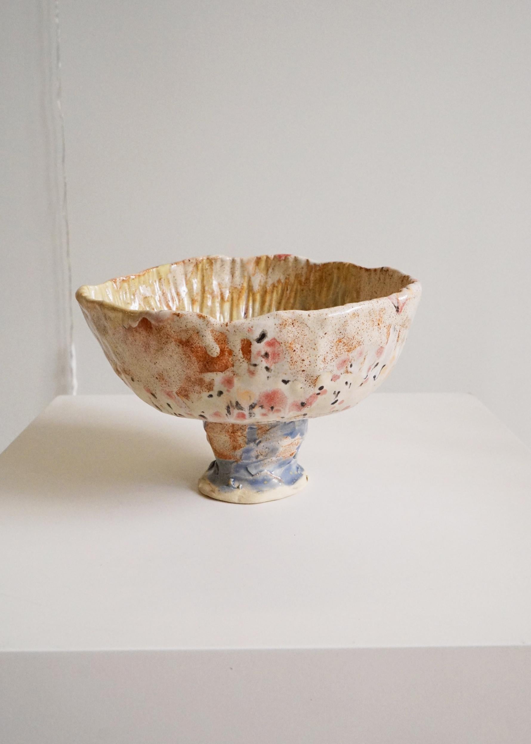 Vaso in gres color terra in stile naif dell'artista e designer Hania Jneid in vendita 1