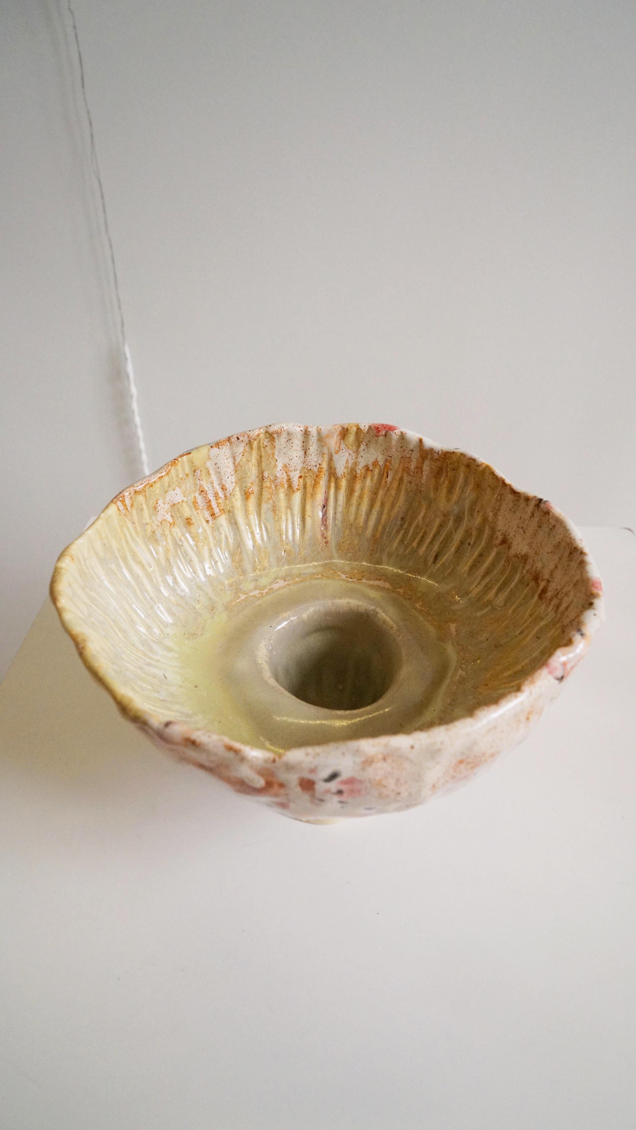 Vaso in gres color terra in stile naif dell'artista e designer Hania Jneid in vendita 2