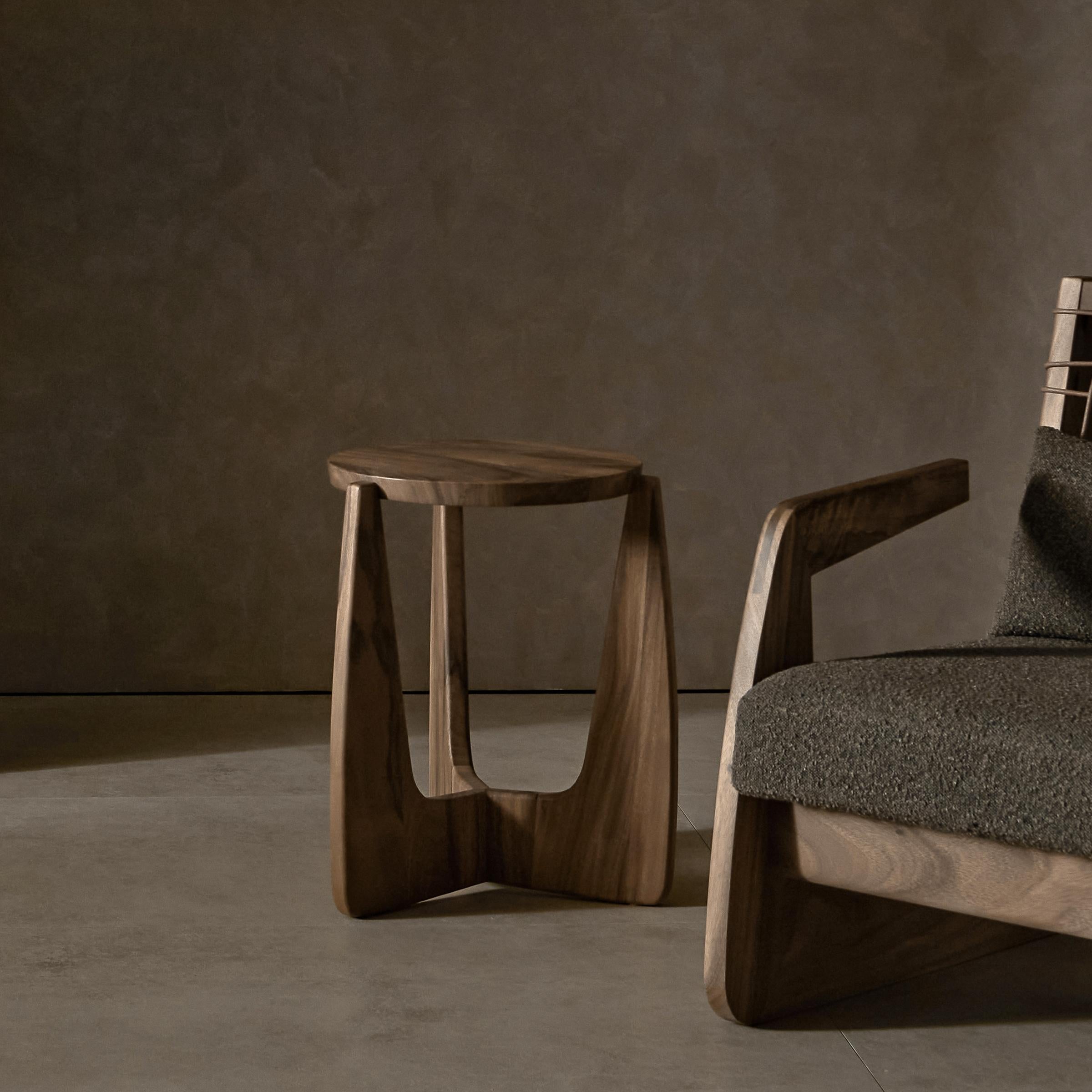 Table d'appoint Naive de DAaZ
Dimensions : D 46 x L 46 x H 55 cm.
MATERIAL : Bois d'albizzia.


DAaZ Furniture honore l'esprit d'aventure. Nous acceptons de sortir de l'ordinaire et nous nous délectons de la magie qui se dégage de l'inattendu. Notre