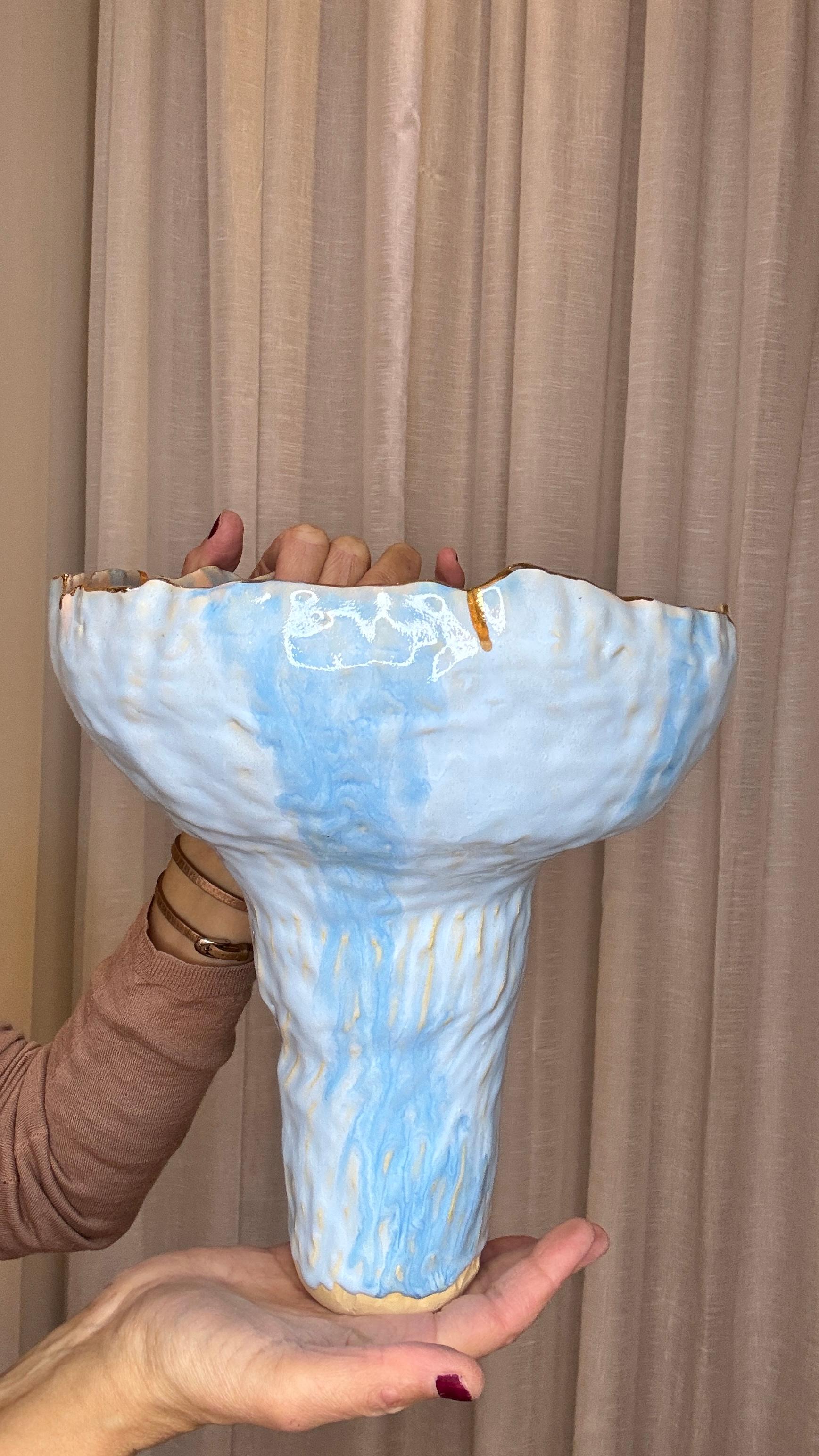 Vaso Naive in gres blu n. 1 dell'artista-designer Hania Jneid in vendita 4