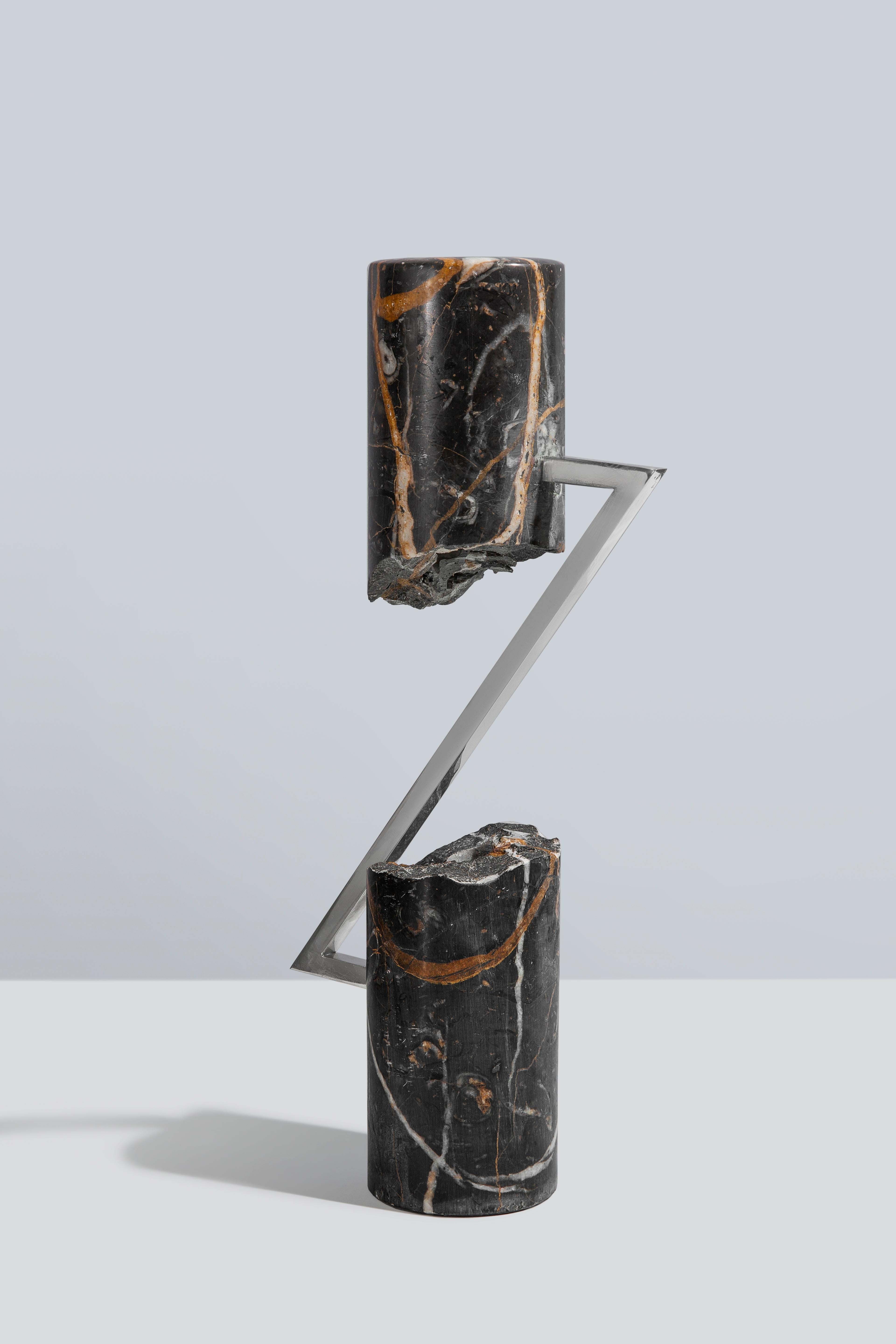 Vase Najva d'Elham Nejati
Dimensions : Ø 18 x H 35 cm.
Matériaux : Marbre noir, marbre blanc, acier inoxydable.

Elham Nejati :
