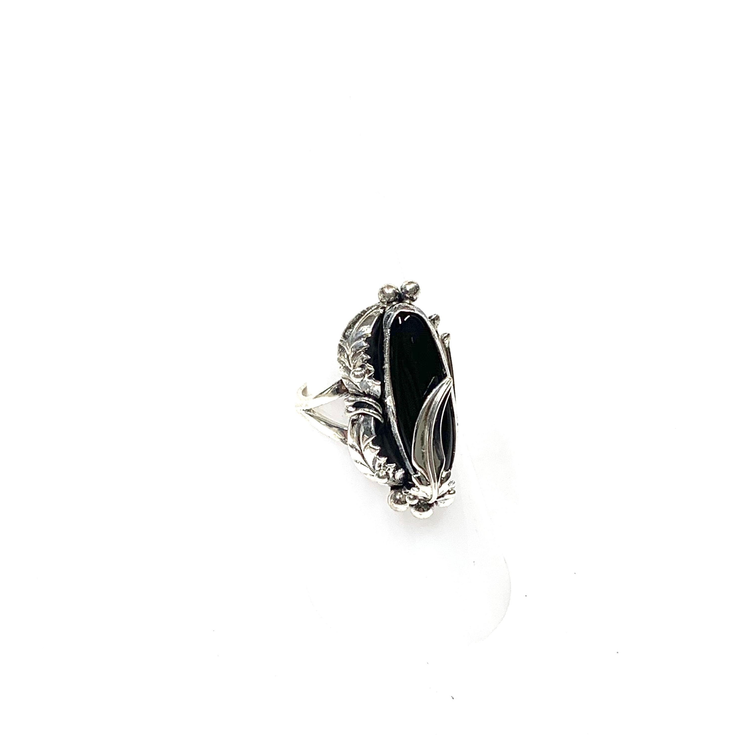 NAKAI Navajo Sterling Silber 6 Gr Onyx Ring Estate CCRS9

New Vintage Navajo Ring geschmückt mit Onyx Steinen handgefertigt von dem bekannten Künstler Nakai

-Maße: 1 x 0::5 Zoll

-Gewicht: 6 gr. 

-Größe: 6.5:: 7.5:: 8

-Geschwärzt: von
