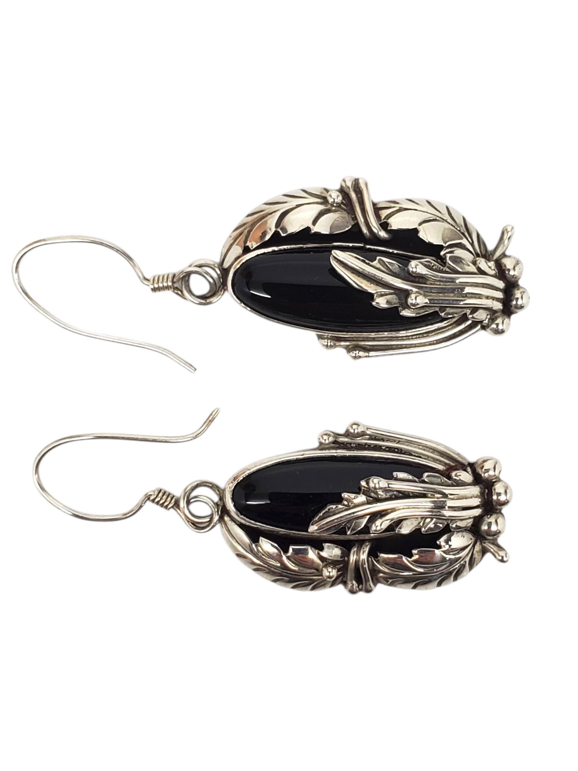 Orecchini Nakai in argento sterling con onice dei nativi americani

Questi orecchini vintage dell'artista nativo americano Nakai presentano cabochon di onice nero (19,8 mm x 6,5 mm) in un dettagliato disegno di foglie e fiori in argento