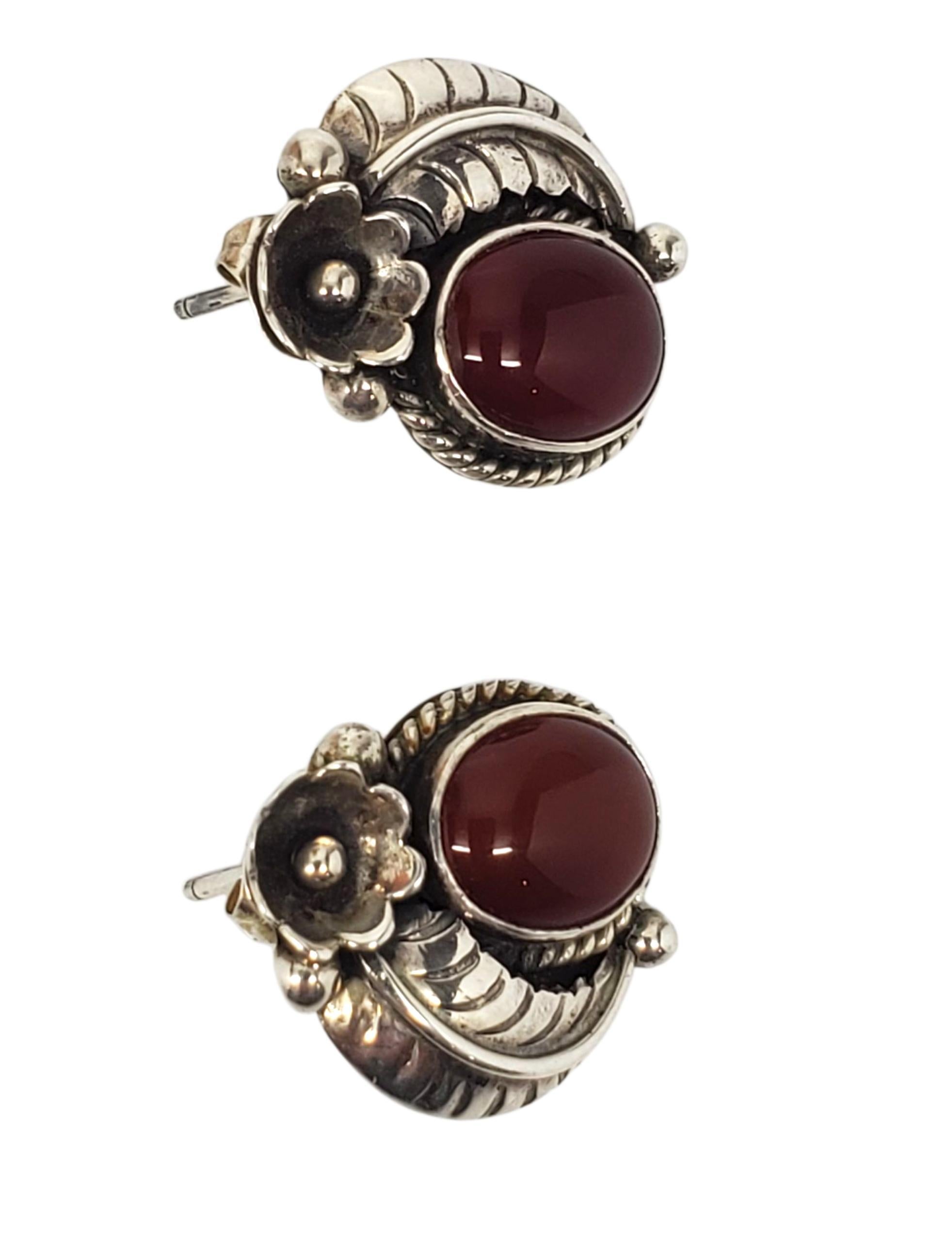 Orecchini Nakai in argento sterling con cabochon rosso dei nativi americani 

Questi orecchini vintage dell'artista nativo americano Nakai sono caratterizzati da pietre cabochon ovali rosse (9,9 mm x 7,6 mm) incastonate in argento sterling con
