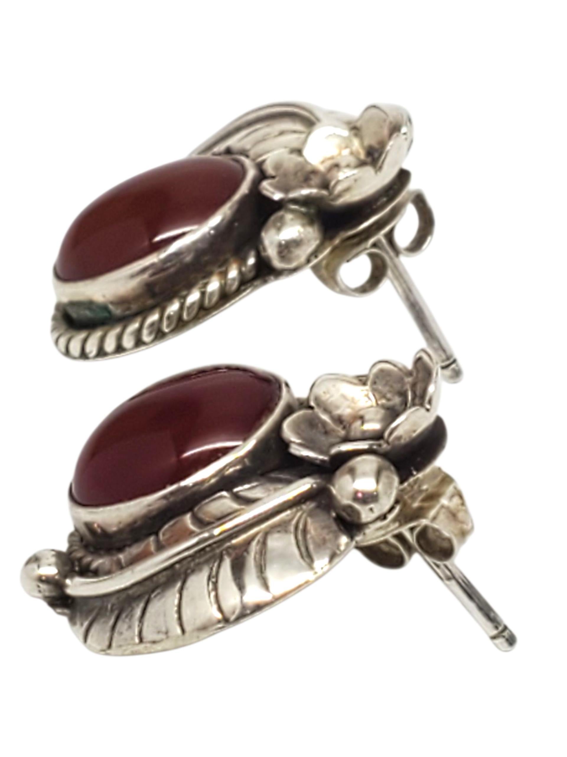 Orecchini con cabochon rosso dei nativi americani Nakai Sterling Silver #22466 In condizioni buone in vendita a Washington Depot, CT