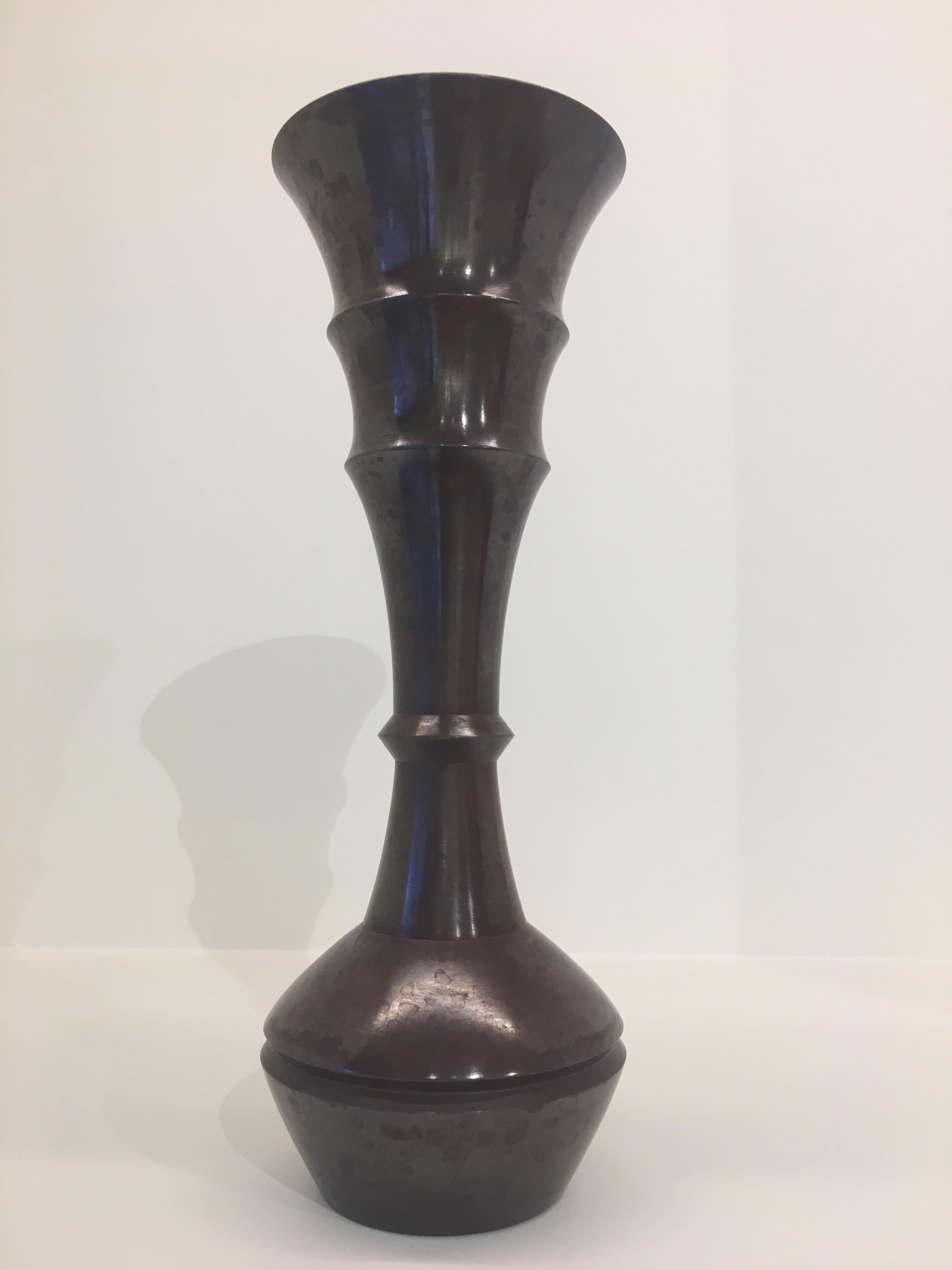 Elegant Showa period Japanese Seido Bronze vase. Engraved signature at the bottom.

Nakajima Yasumi, also known as Yasumi II, learned traditional metal techniques from his family that had been working with a particularly intensely coloured bronze