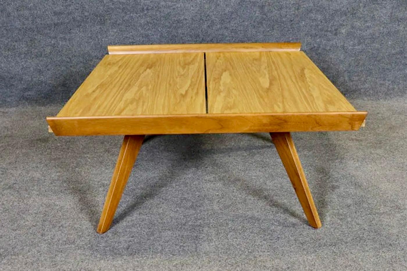 Cette table est un exemple simple et artistique du savoir-faire et du design de George Nakashima. Le plateau est en hickory, les pieds en noyer sont évasés et la garniture en noyer est assortie. Fabriqué pour la première fois par Knoll en