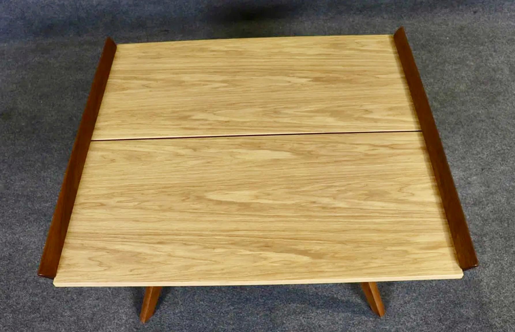 20ième siècle Table à pieds évasés Nakashima en vente