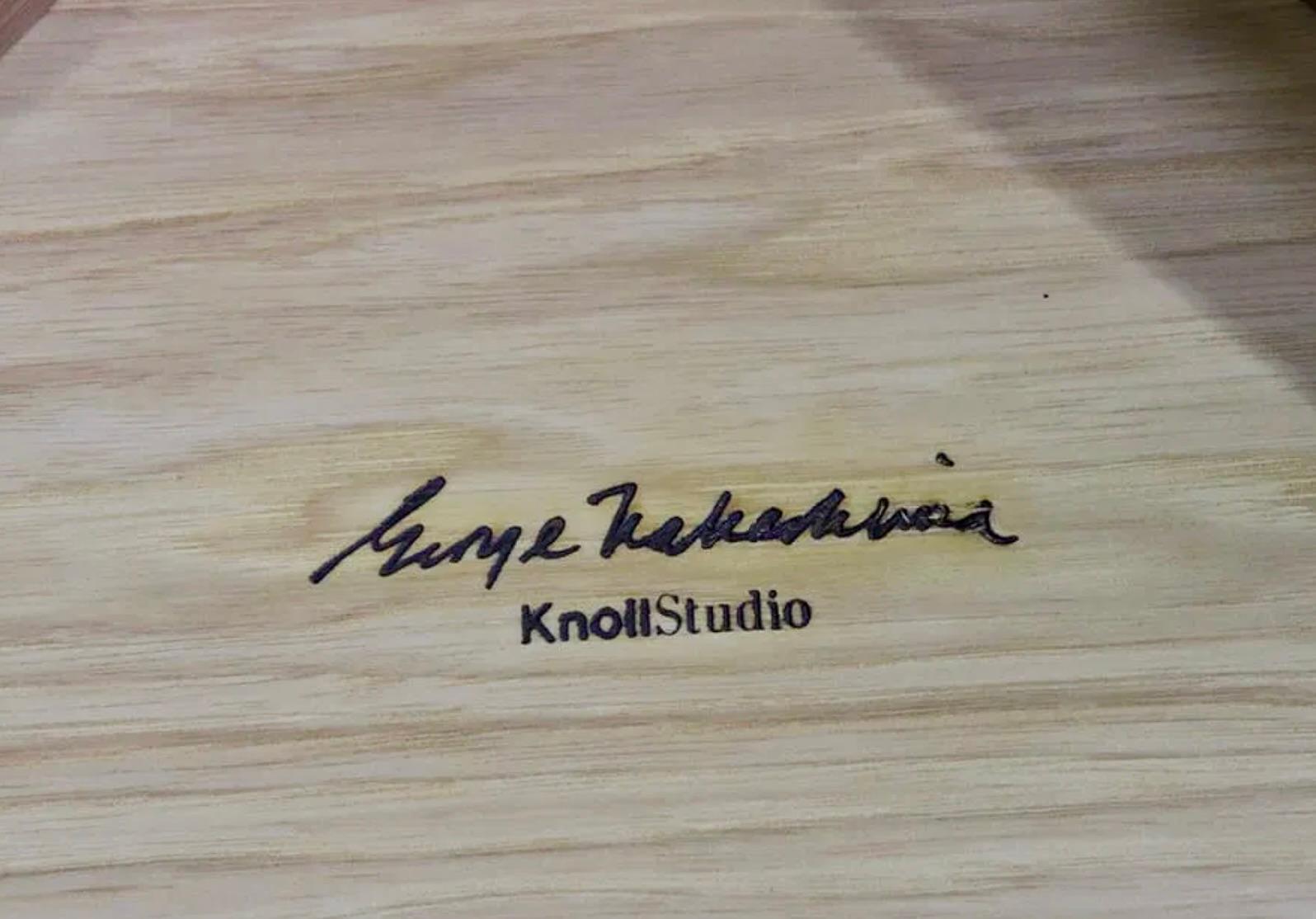 Pacanier Table à pieds évasés Nakashima en vente