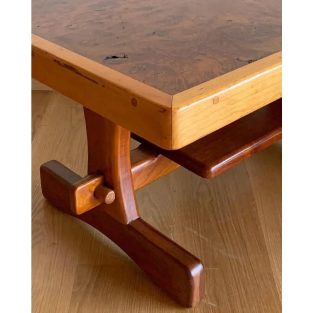 Des exemples vraiment exceptionnels de meubles Craft Movement, à la manière de Wharton Esherick et George Nakashima, qui honorent et mettent en valeur le mouvement naturel de chaque espèce. Il s'agit de plateaux en dalles de séquoia massif de plus