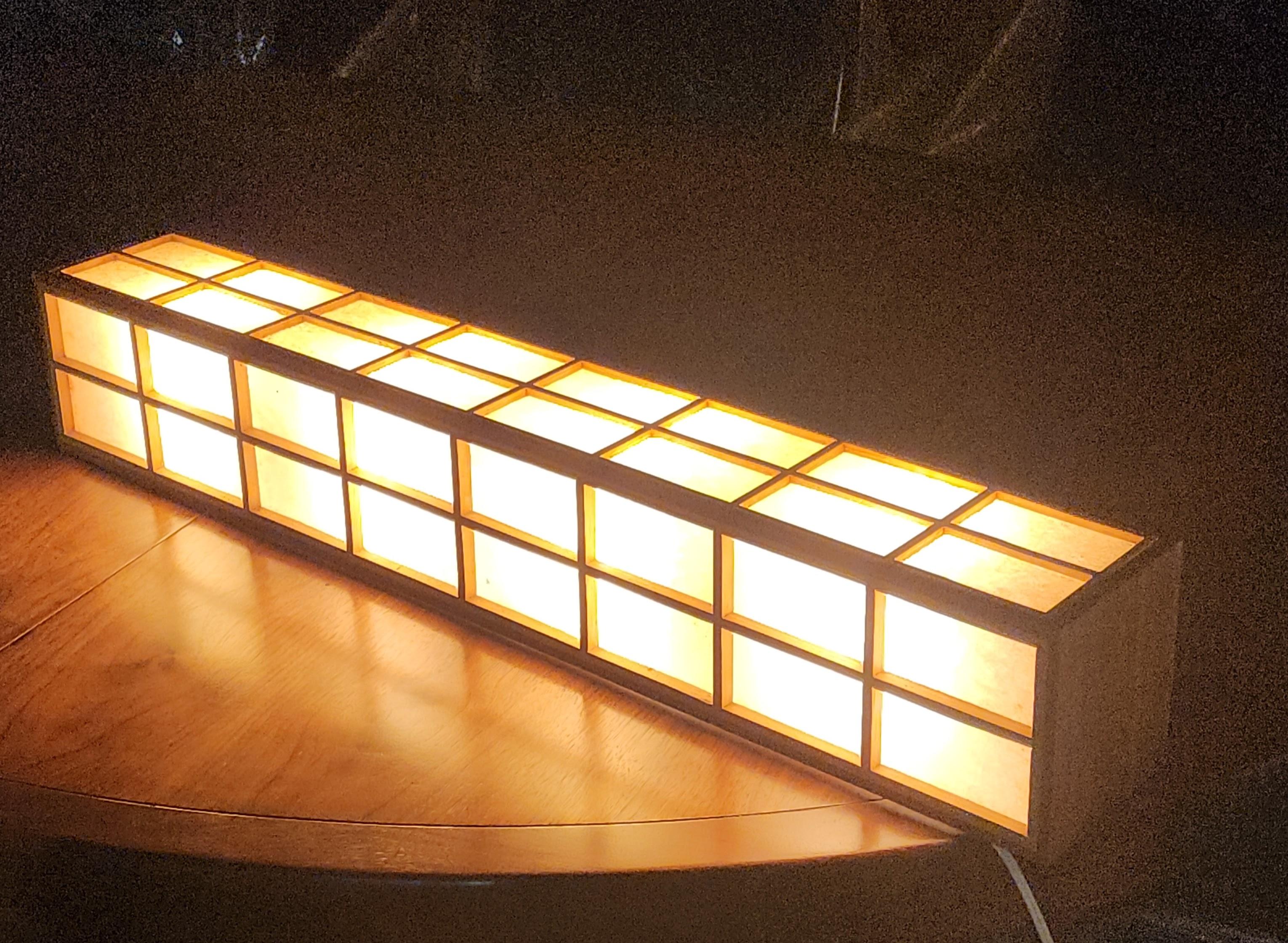 Vierseitige Wandleuchte im Nakashima-Stil für Lightolier, 1960er Jahre Der geradlinige Kastenrahmen aus massivem Nussbaumholz hat ein eingesetztes Gitter aus Birkenholz, das auf Shoji-Papierplatten gelegt ist, die einen Ständer mit vier