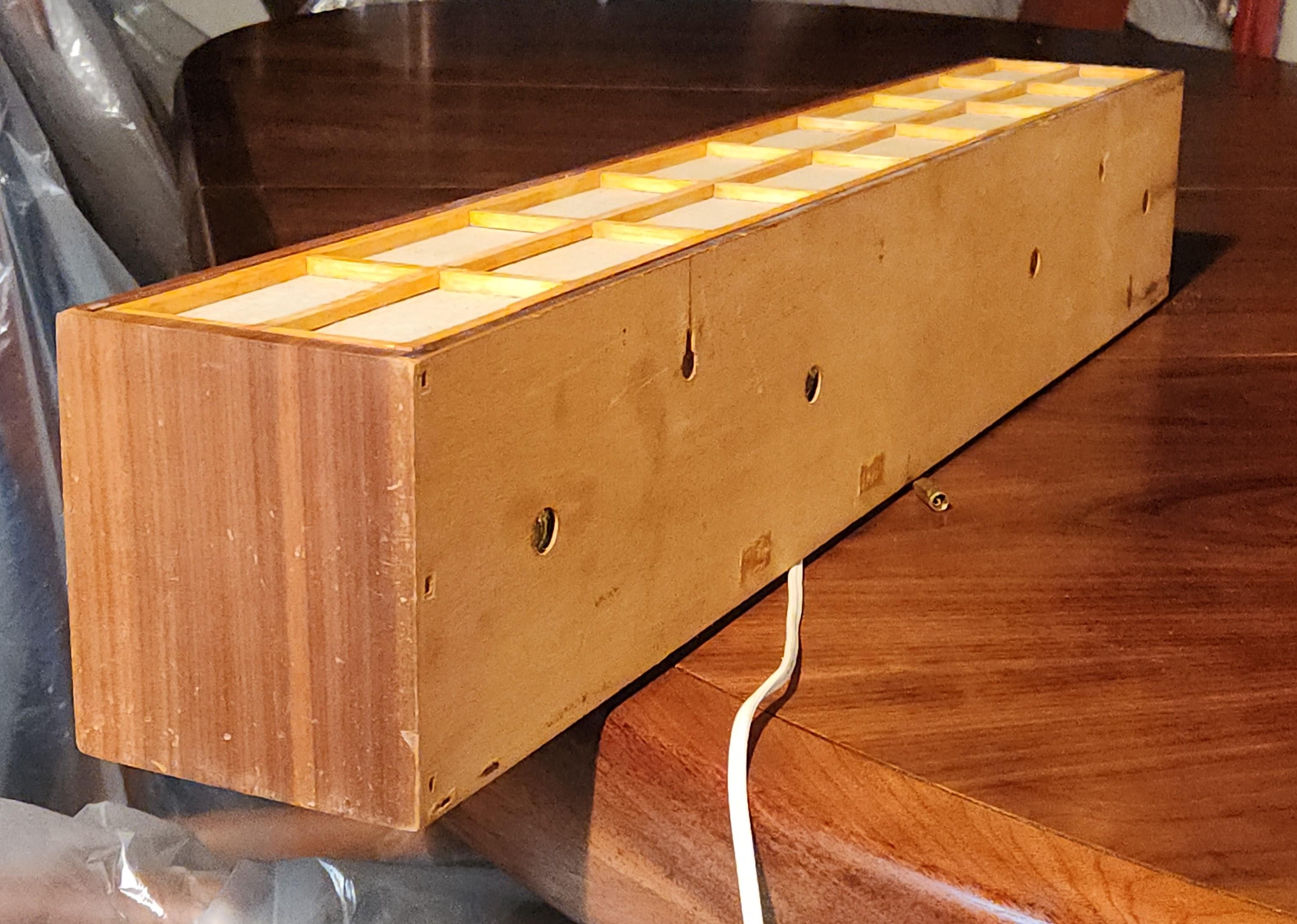 Wandleuchte aus Nussbaum und Birke im Nakashima-Stil von Lightolier, 1960er Jahre (Moderne der Mitte des Jahrhunderts) im Angebot