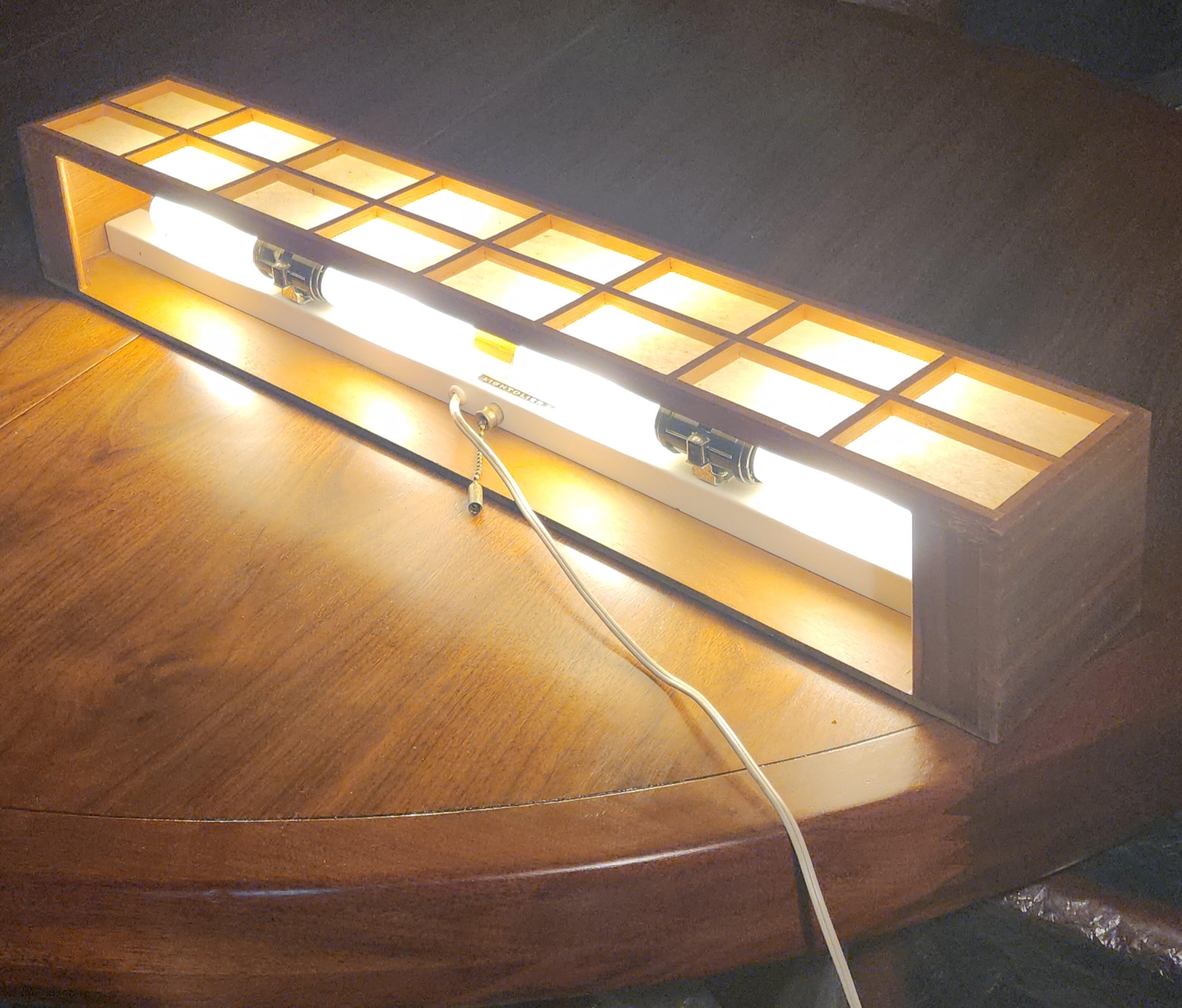 Wandleuchte aus Nussbaum und Birke im Nakashima-Stil von Lightolier, 1960er Jahre (Handgefertigt) im Angebot