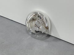 Specchio da parete rotondo contemporaneo realizzato a mano in vetro soffiato a stampo da Sanna Völker