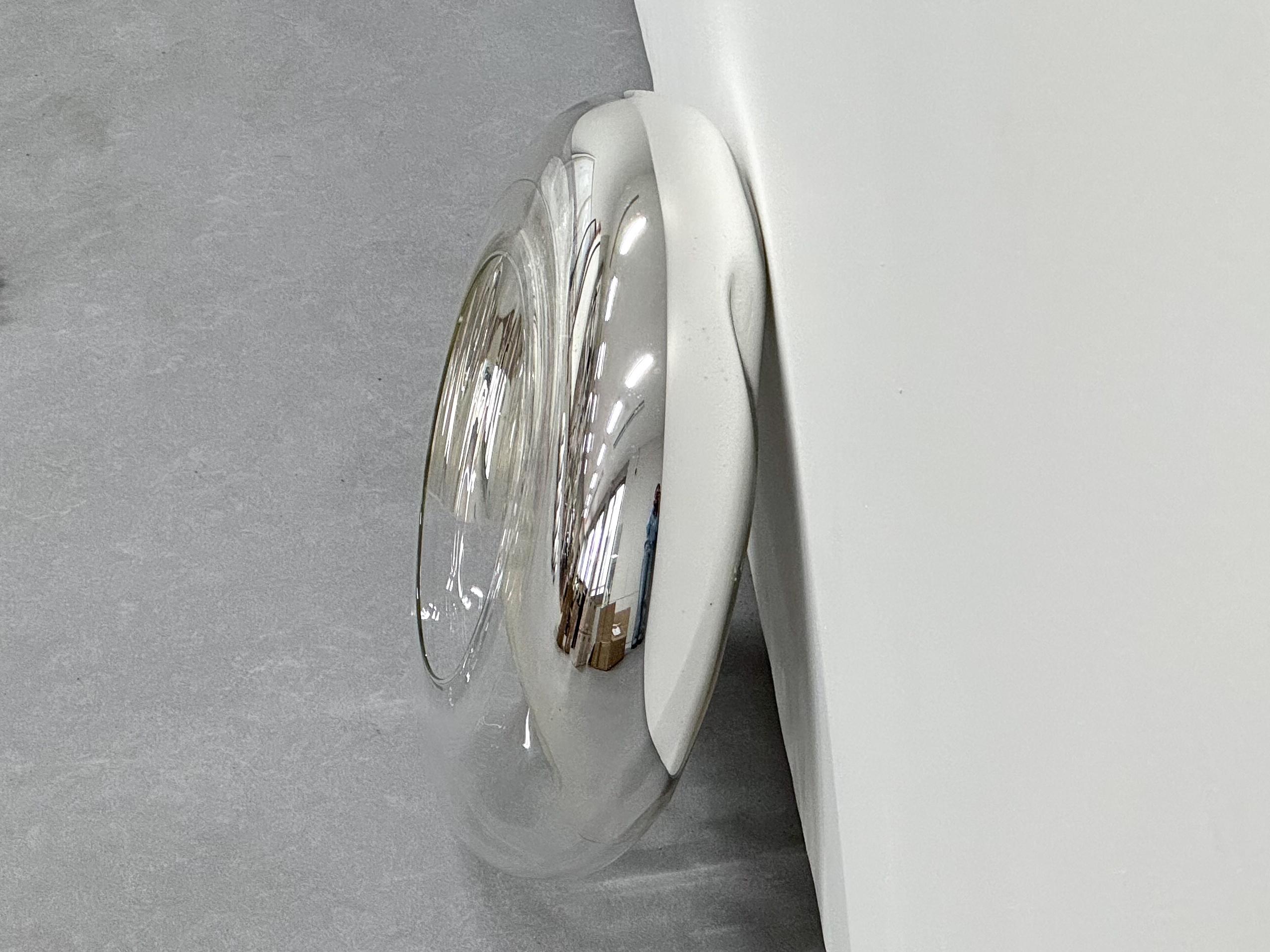 Spagnolo Specchio da parete in vetro soffiato con argento placcato realizzato a mano da Sanna Völker in vendita