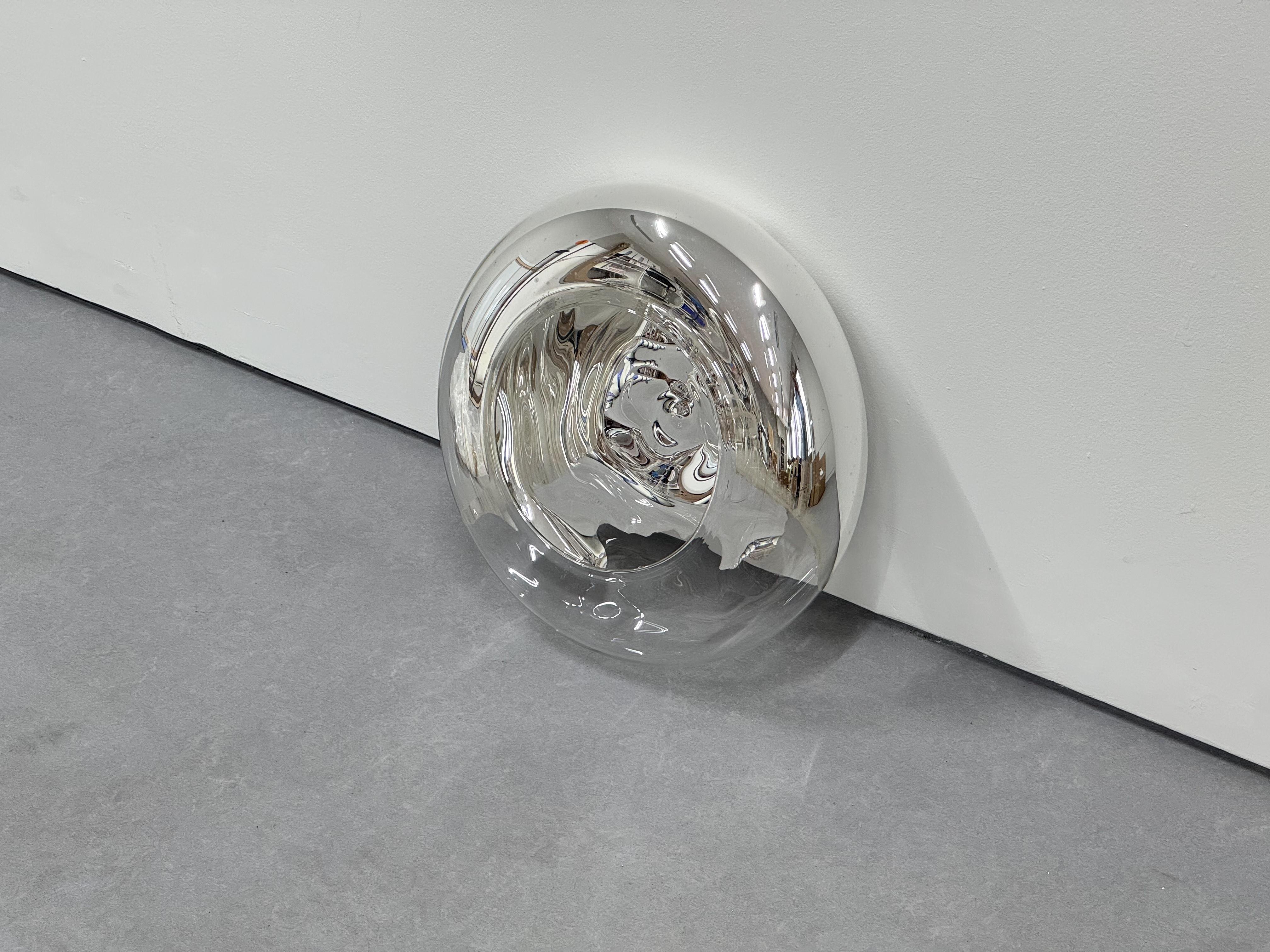 Spagnolo Specchio da parete in vetro soffiato con argento placcato realizzato a mano da Sanna Völker in vendita