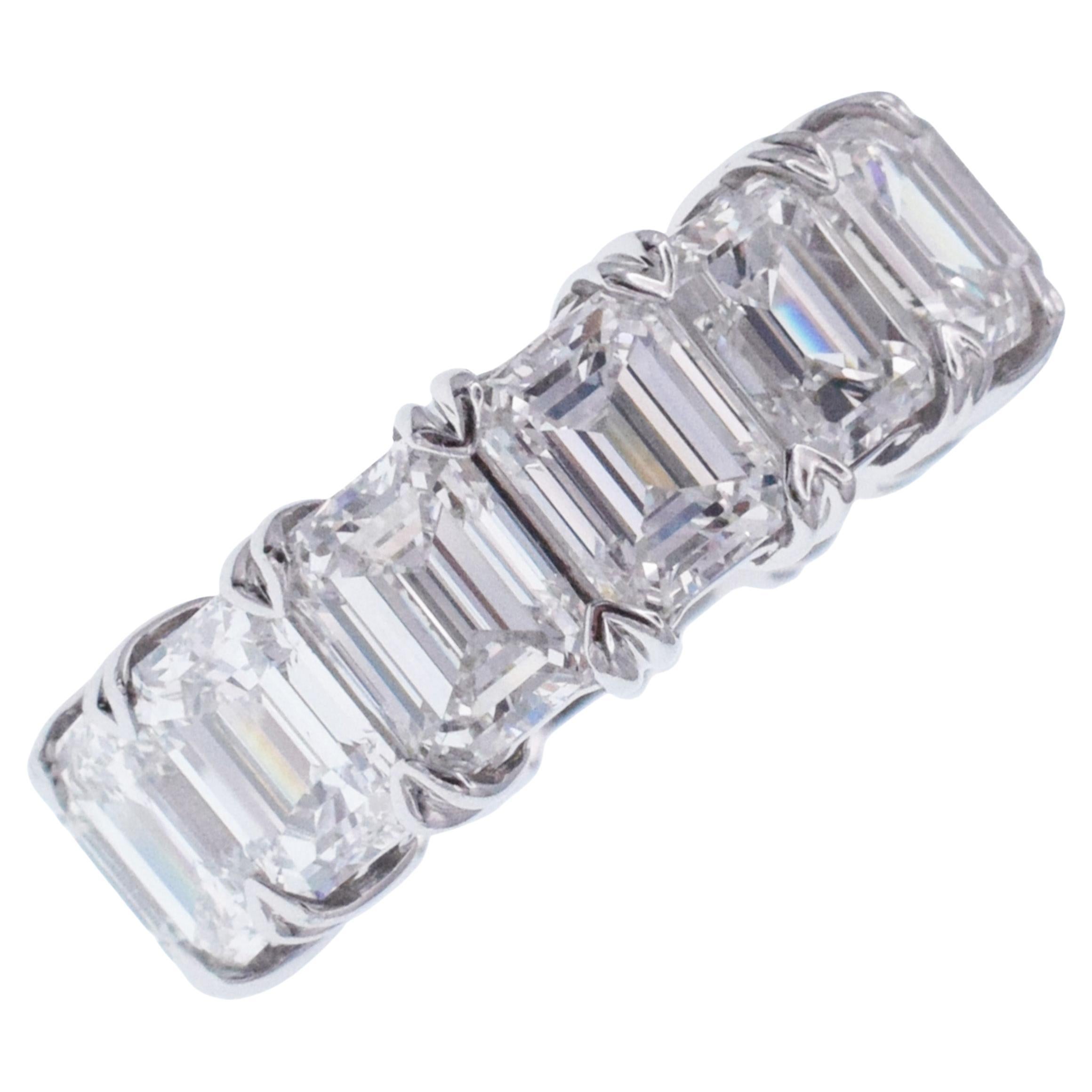  Smaragdschliff-Diamant Eternity Band aus Platin von NALLY JEWELS Dies
Ring mit 14 Diamanten im Smaragdschliff mit einem Gesamtgewicht von 14,10 Karat 
(Farbe: F/G, Reinheit:VS), alle gefasst in einem Platin-Korb mit gemeinsamen